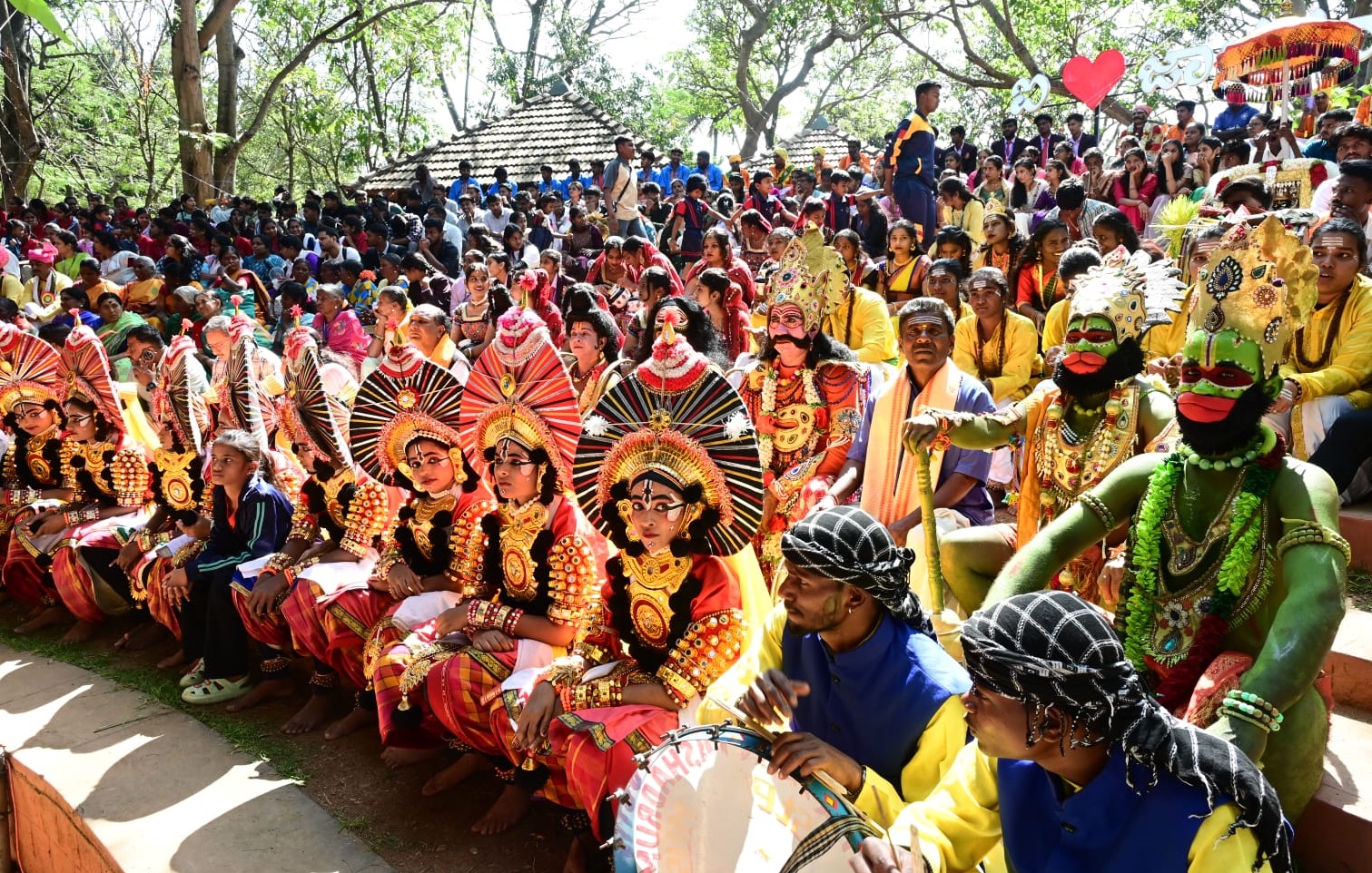 ಲೋಕೋತ್ಸವದಲ್ಲಿ ಪ್ರದರ್ಶನ ನೀಡಲು ತಮ್ಮ ಸರದಿಗಾಗಿ ಕಾದು ಕುಳಿತಿದ್ದ ವಿದ್ಯಾರ್ಥಿ ಜಾನಪದ ಕಲಾವಿದರು