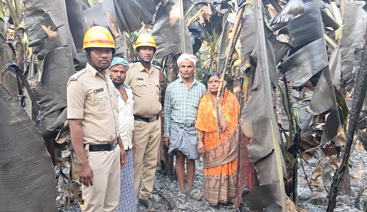 ಅಳವಂಡಿ ಸಮೀಪದ ಬೇಳೂರು ಗ್ರಾಮದ ರೈತ ಪಕೀರಪ್ಪ ಅವರ ಜಮೀನುನಲ್ಲಿ ಬೆಳೆದ ಬಾಳೆ ಬೆಳೆಗೆ ಬೆಂಕಿ ತಗುಲಿದ ಪರಿಣಾಮ ಅಗ್ನಿ ಶಾಮಕ ದಳದ ಸಿಬ್ಬಂದಿಗಳು ನಂದಿಸಿದರು.