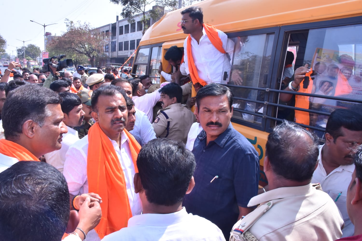 ಶಾಸಕರಾದ ಡಾ. ಶೈಲೇಂದ್ರ ಕೆ. ಬೆಲ್ದಾಳೆ ಡಾ. ಸಿದ್ದಲಿಂಗಪ್ಪ ಪಾಟೀಲ್‌ ಬೀದರ್‌ ಮಹಾನಗರ ಪಾಲಿಕೆ ಸದಸ್ಯ ಶಶಿಧರ ಹೊಸಳ್ಳಿ ಅವರನ್ನು ಪೊಲೀಸರು ವಶಕ್ಕೆ ಪಡೆದು ಕರೆದೊಯ್ದರು