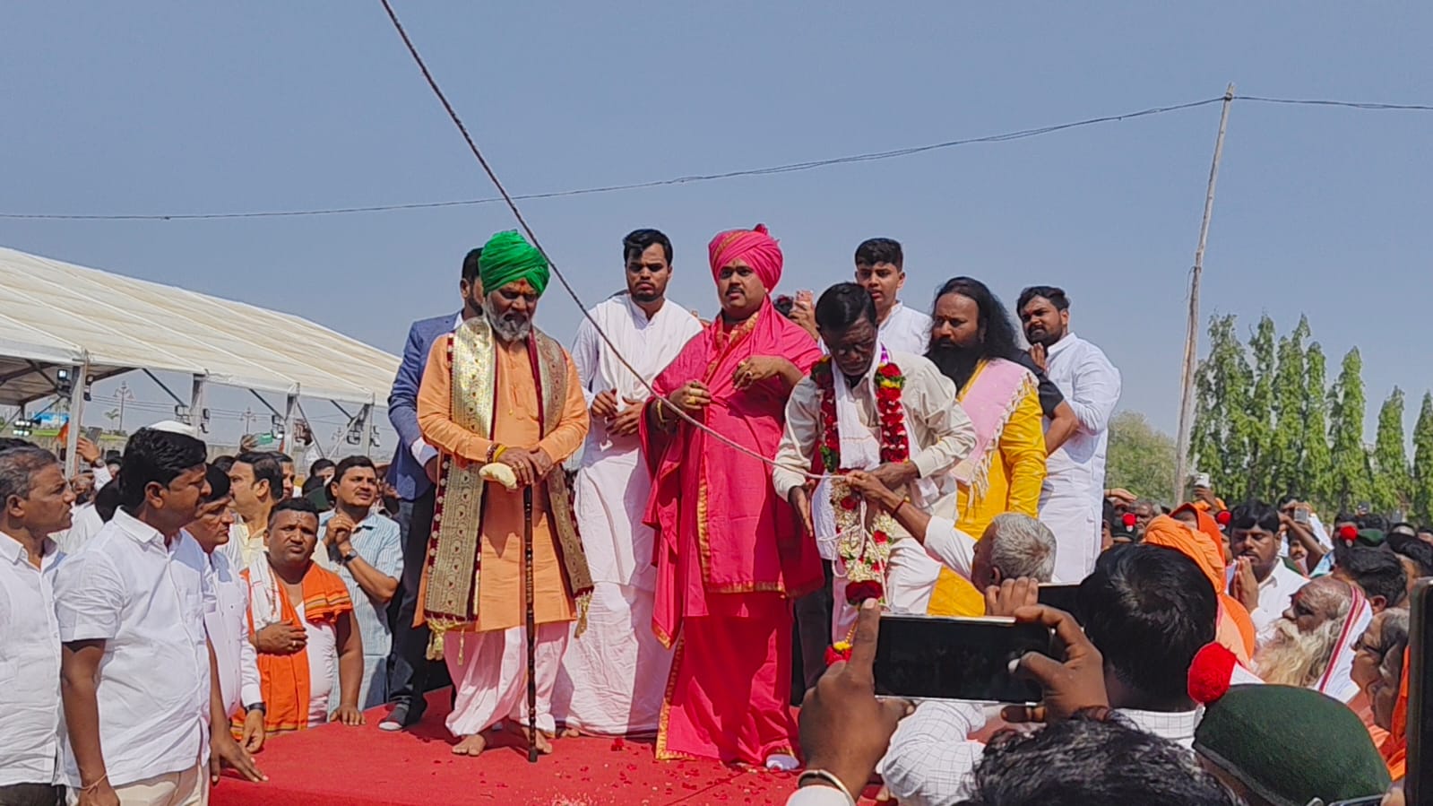 ಆಳಂದ ತಾಲ್ಲೂಕಿನ ಜಿಡಗಾ ಮಠದ ಲಿಂ.ಸಿದ್ದರಾಮ ಶಿವಯೋಗಿಗಳ ಮಂದಿರಕ್ಕೆ ಪೀಠಾಧಿಪತಿ ಮುರುಘರಾಜೇಂದ್ರ ಸ್ವಾಮೀಜಿ ಅವರು ಪುಷ್ಪವೃಷ್ಟಿಗೈದರು.