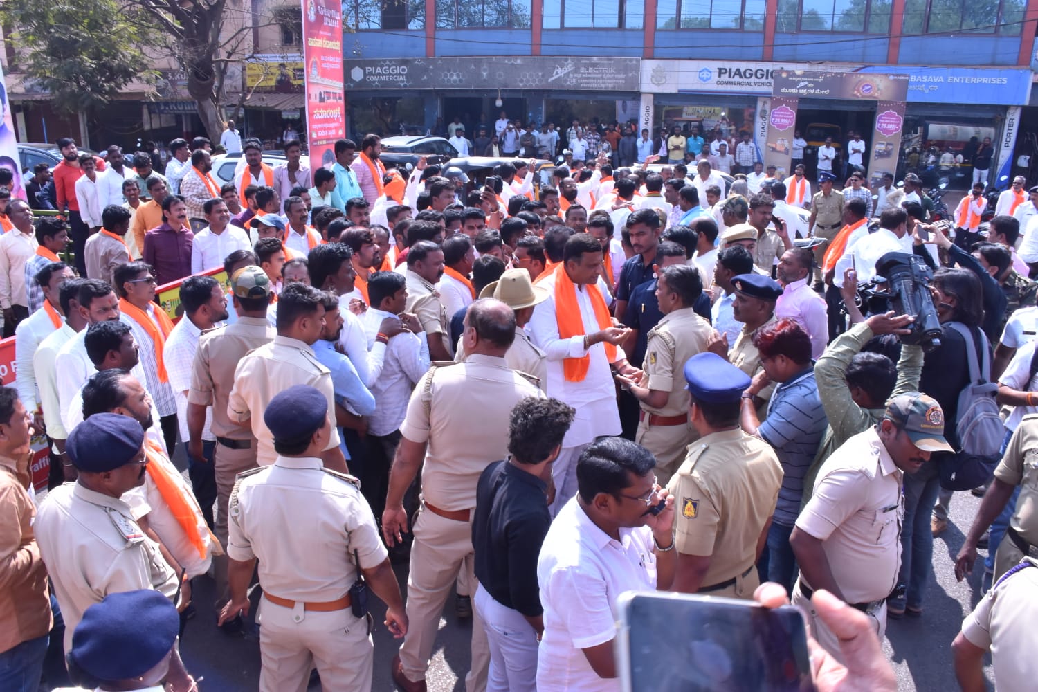 ಪಾಪನಾಶ ದೇವಸ್ಥಾನದ ಪ್ರವೇಶ ದ್ವಾರದ ಎದುರು ಬಿಜೆಪಿ ಕಾರ್ಯಕರ್ತರು ಹಾಗೂ ಪೊಲೀಸರ ನಡುವೆ ವಾಗ್ವಾದ ನಡೆಯಿತು