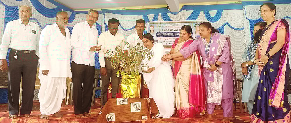 ನರೇಗಲ್ | ಪಾಲಕರ ತ್ಯಾಗದಲ್ಲಿ ಮಕ್ಕಳ ಶೈಕ್ಷಣಿಕ ಪ್ರಗತಿ ಅಡಗಿದೆ: ಸವಿತಕ್ಕ