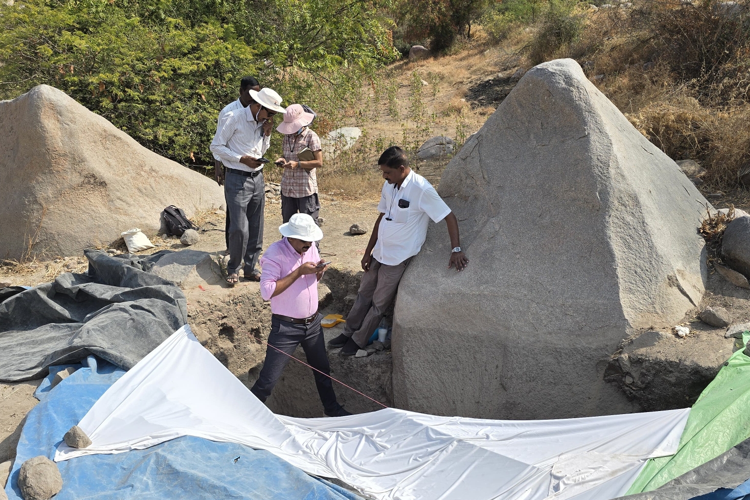 ತೆಕ್ಕಲಕೋಟೆ ಪಟ್ಟಣದಲ್ಲಿ ನಡೆಯುತ್ತಿರುವ ಉತ್ಖನನ ಸ್ಥಳಕ್ಕೆ ಹಂಪಿ ಕಮಲಾಪುರದ ಪುರಾತತ್ವ ಸಂಗ್ರಹಾಲಯ ಮತ್ತು ಪರಂಪರೆ ಇಲಾಖೆಯ ಉಪ ನಿರ್ದೇಶಕ  ಆರ್.ಶೇಜೇಶ್ವರ ಭೇಟಿ ನೀಡಿ ಪರಿಶೀಲನೆ ನಡೆಸಿದರು
