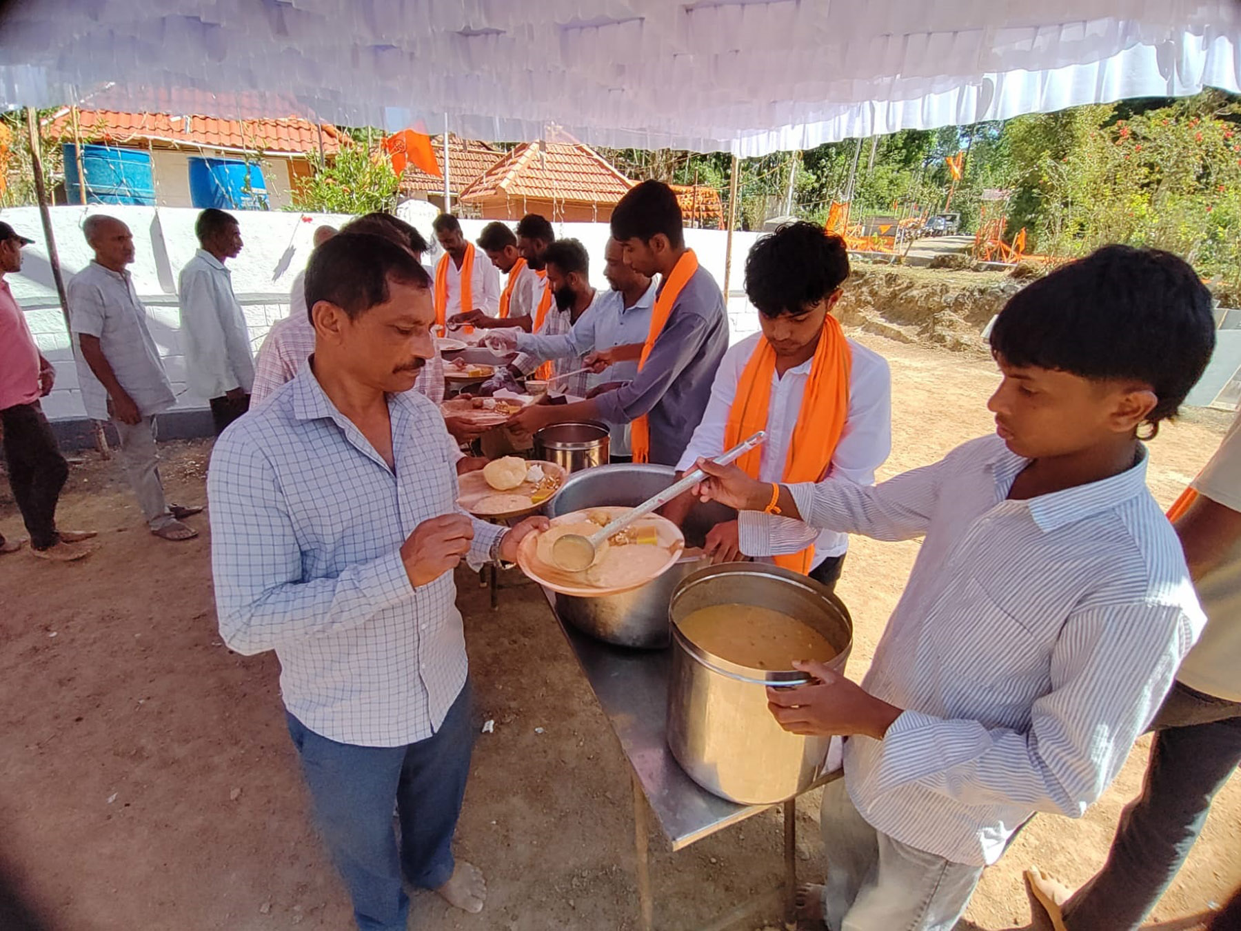 ನಾಪೋಕ್ಲು ಸಮೀಪದ ಕುಯ್ಯಂಗೇರಿ ಶ್ರೀ ಭಗವತಿ ದೇವಾಲಯದ ಅಷ್ಟಬಂಧ ಪುನರ್ ಪ್ರತಿಷ್ಠಾ ಬ್ರಹ್ಮ ಕಳಶೋತ್ಸವದ ಅಂಗವಾಗಿ ಭಕ್ತರಿಗೆ ಅನ್ನ ಸಂತರ್ಪಣೆ ಏರ್ಪಡಿಸಲಾಗಿತ್ತು