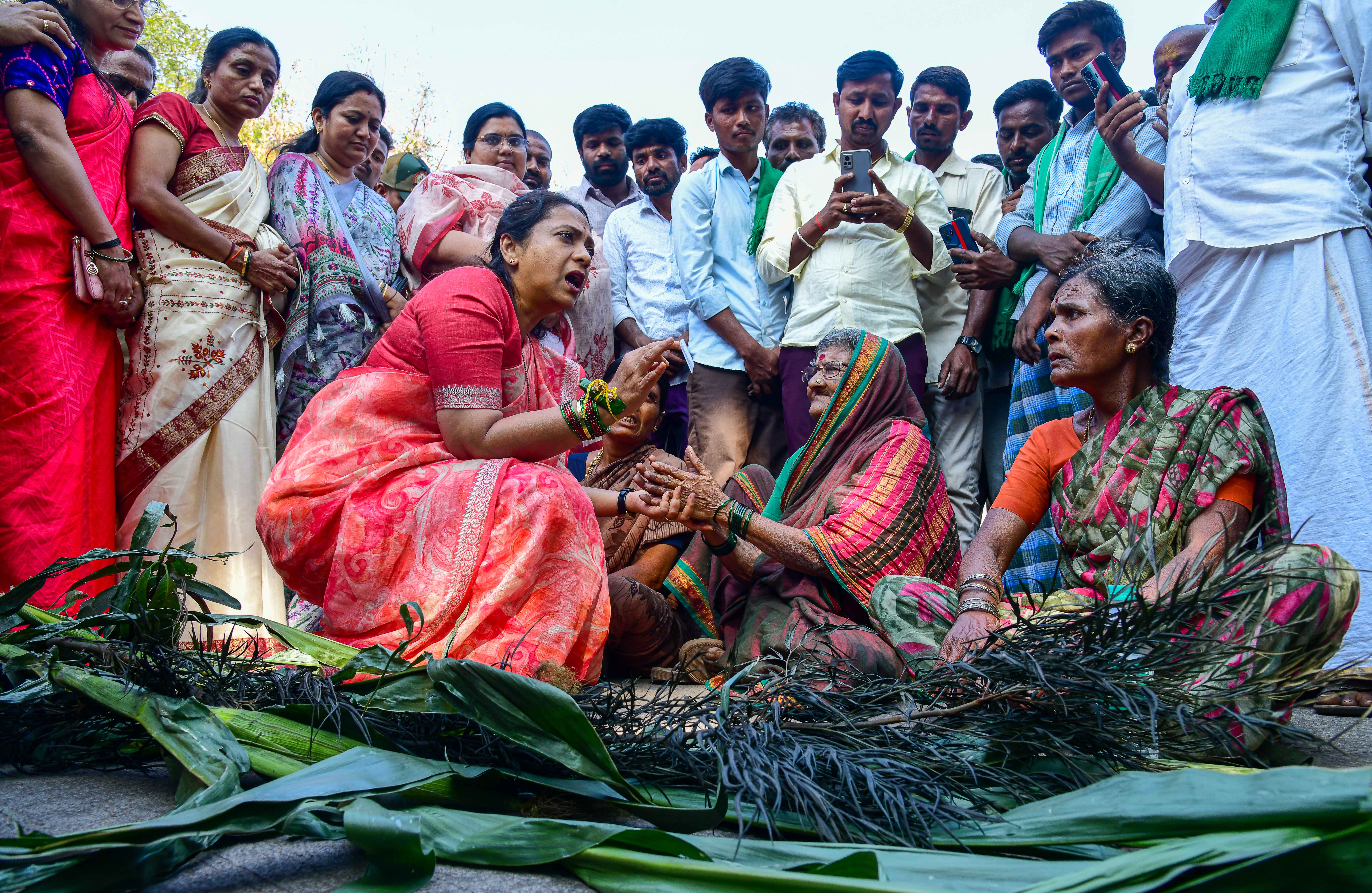 ಕಾರ್ಖಾನೆಗಳ ಮಾಲಿನ್ಯದಿಂದ ಕೃಷಿ ಮೇಲೆ ಆಗುತ್ತಿರುವ ಪರಿಣಾಮದ ಬಗ್ಗೆ ಬಾಧಿತ ಗ್ರಾಮಗಳ ಮಹಿಳೆಯರು ಕೊಪ್ಪಳದಲ್ಲಿ ಶನಿವಾರ ರಾಜ್ಯ ಮಹಿಳಾ ಆಯೋಗದ ಅಧ್ಯಕ್ಷ ಡಾ. ನಾಗಲಕ್ಷ್ಮೀ ಚೌಧರಿ ಅವರ ಬಳಿ ಸಮಸ್ಯೆ ತೋಡಿಕೊಂಡರು