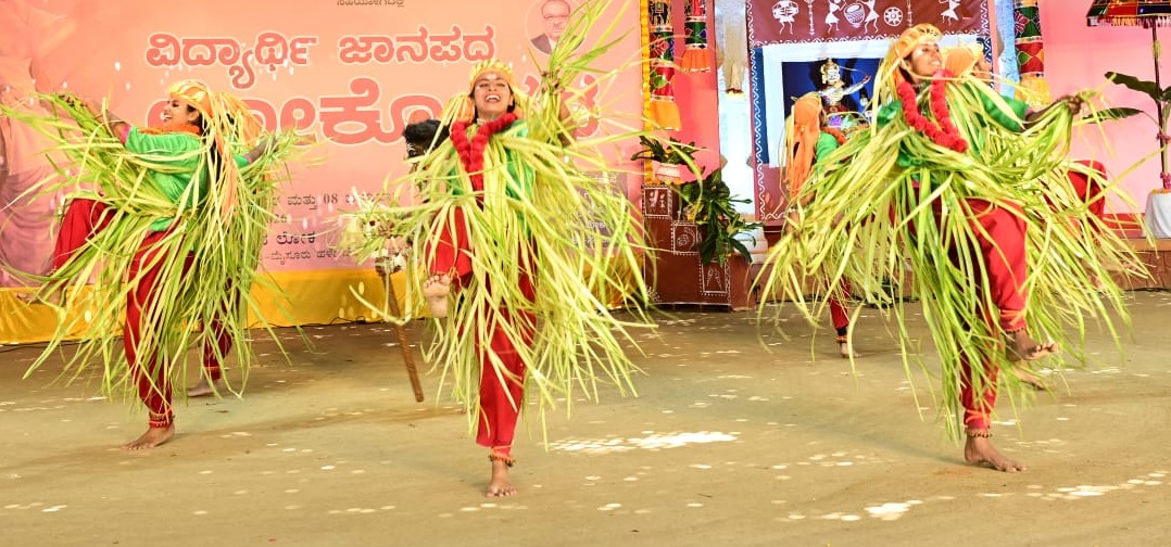 ಲೋಕೋತ್ಸವದಲ್ಲಿ ವಿದ್ಯಾರ್ಥಿನಿಯರ ಜಾನಪದ ನೃತ್ಯ ಗಮನ ಸೆಳೆಯಿತು