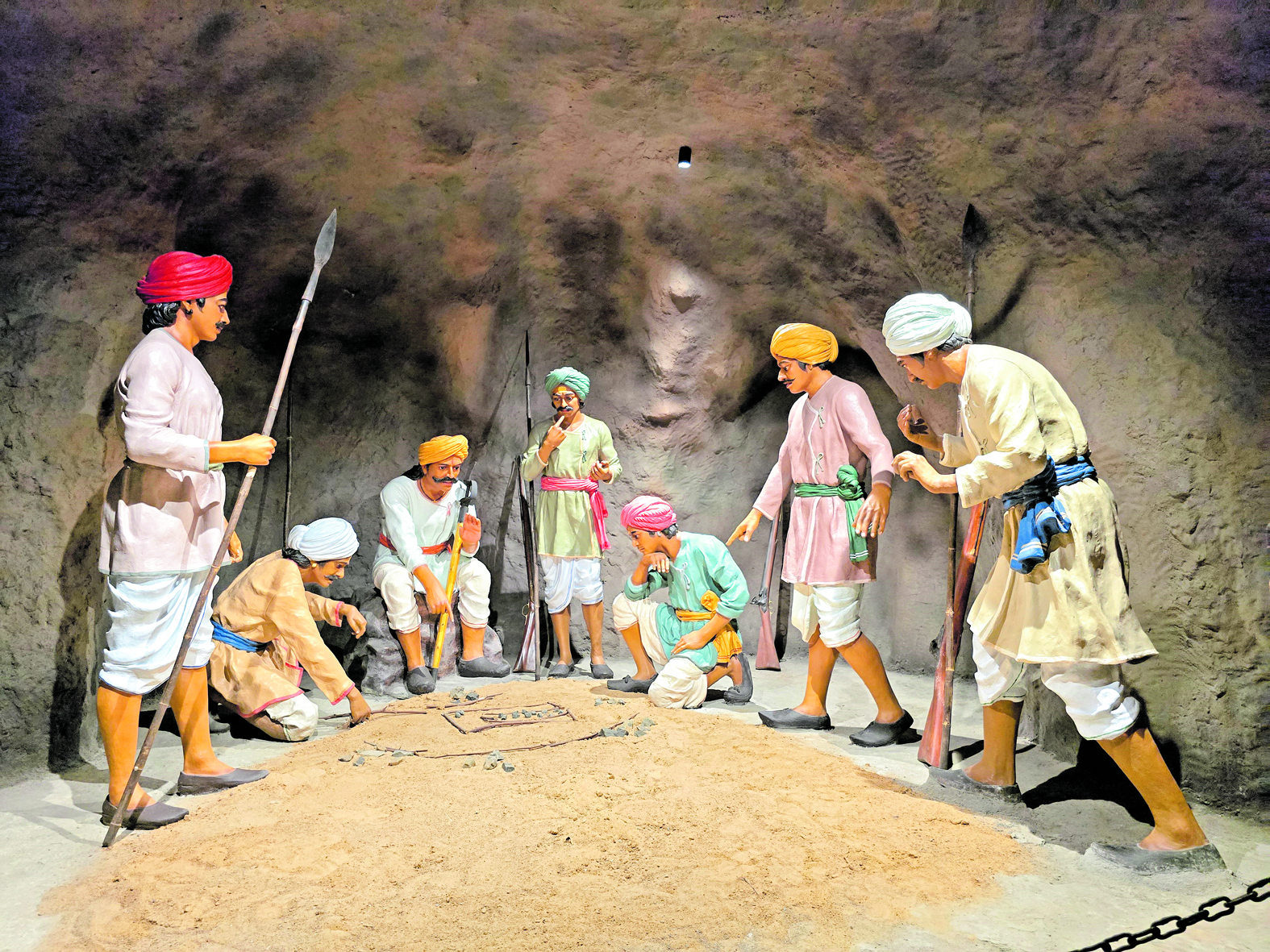 ಯುದ್ಧ ತಂತ್ರದಲ್ಲಿ ನಿರತ ರಾಯಣ್ಣ ಹಾಗೂ ಸಂಗಾತಿಗಳು