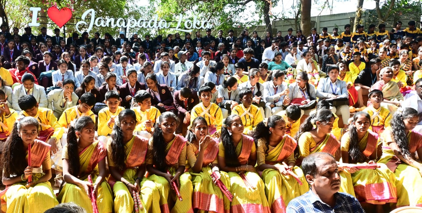 ಲೋಕೋತ್ಸವದಲ್ಲಿ ಜಾನಪದ ಕಲಾ ಪ್ರದರ್ಶನವನ್ನು ಕಣ್ತುಂಬಿಕೊಂಡ ಜನ