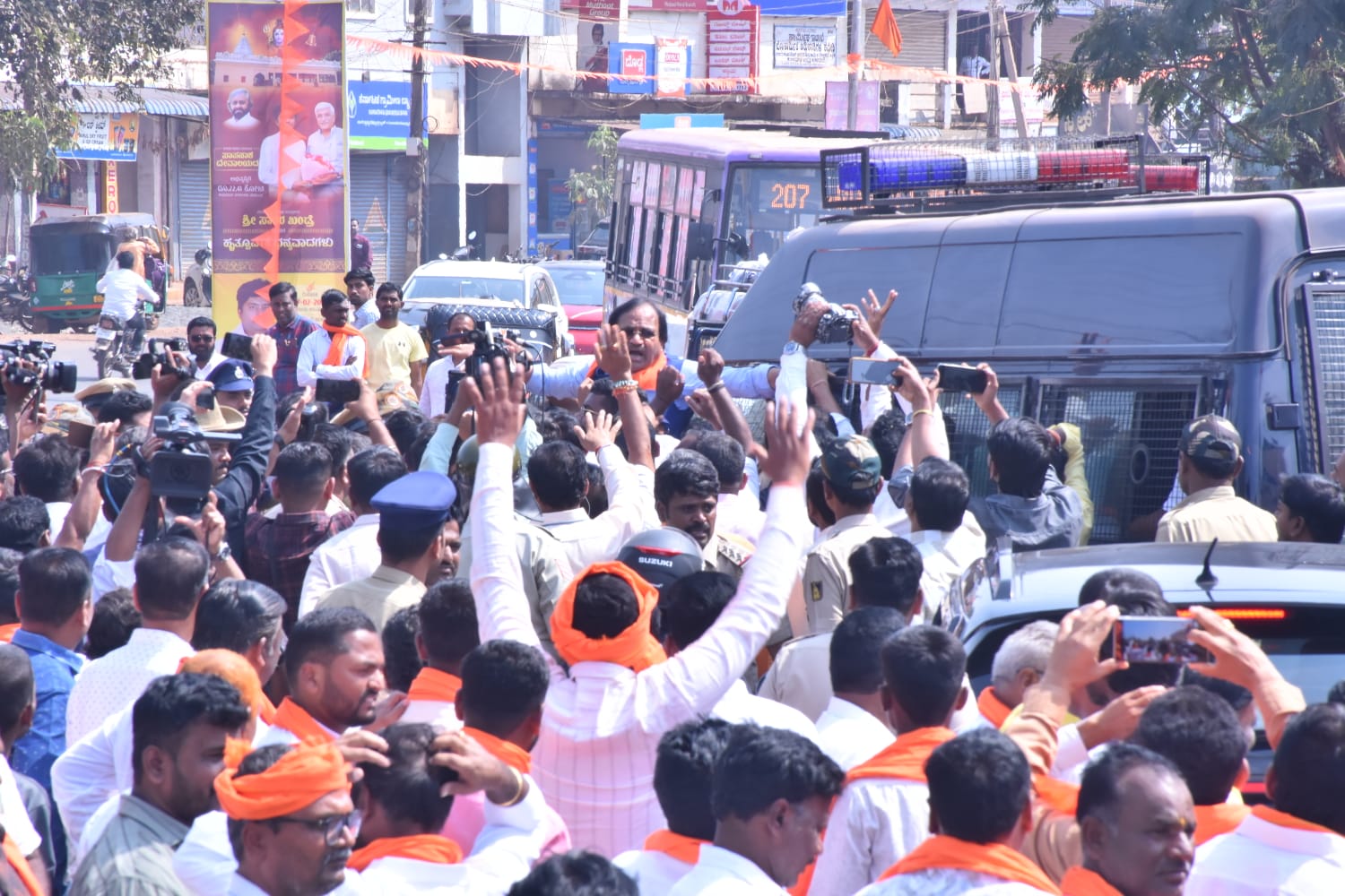 ಕೇಂದ್ರದ ಮಾಜಿಸಚಿವ ಭಗವಂತ ಖೂಬಾ ನೇತೃತ್ವದಲ್ಲಿ ಬಿಜೆಪಿ ಕಾರ್ಯಕರ್ತರು ಪಾಪನಾಶ ದೇವಸ್ಥಾನದ ಪ್ರವೇಶ ದ್ವಾರದ ಎದುರು ಪ್ರತಿಭಟನೆ ನಡೆಸಿದರು