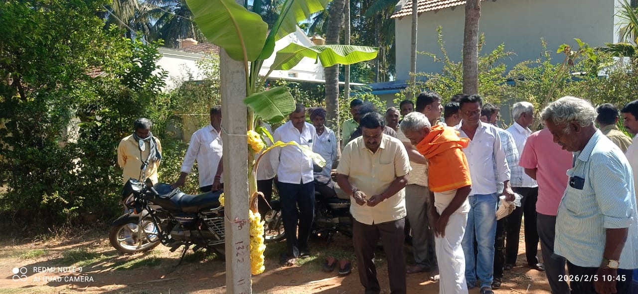 ಶ್ರವಣಬೆಳಗೊಳ ಹೋಬಳಿಯ ಕೆ.ಹೊಸಹಳ್ಳಿಯಲ್ಲಿ ಏರ್ಪಡಿಸಿದ್ದ ನಿರಂತರ ಜ್ಯೋತಿ ಯೋಜನೆಯಡಿಯಲ್ಲಿ ಮನೆಗಳಿಗೆ ವಿದ್ಯುತ್ ಸಂಪರ್ಕ ಕಲ್ಪಿಸುವ ಕಾಮಗಾರಿಗೆ ಶಾಸಕ ಸಿ.ಎನ್.ಬಾಲಕೃಷ್ಣ ಪೂಜೆ ನೆರವೇರಿಸಿದರು.