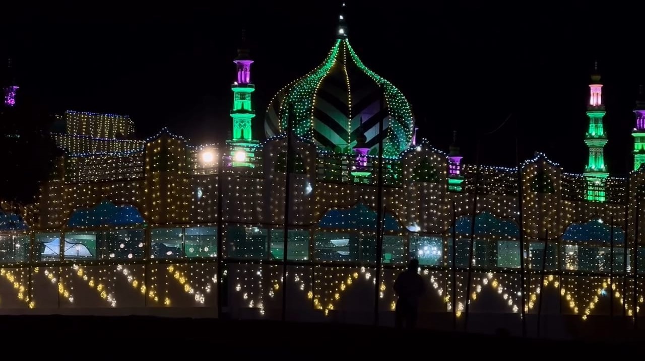 ಜಮಾಲ್ ಬೀಬಿ ಅಮ್ಮನವರ ಗಂಧೋತ್ಸವದ ಪ್ರಯುಕ್ತ ದೀಪಾಲಂಕಾರದಿಂದ ಕಂಗೊಳಿಸುತ್ತಿರುವ ಮಸೀದಿ