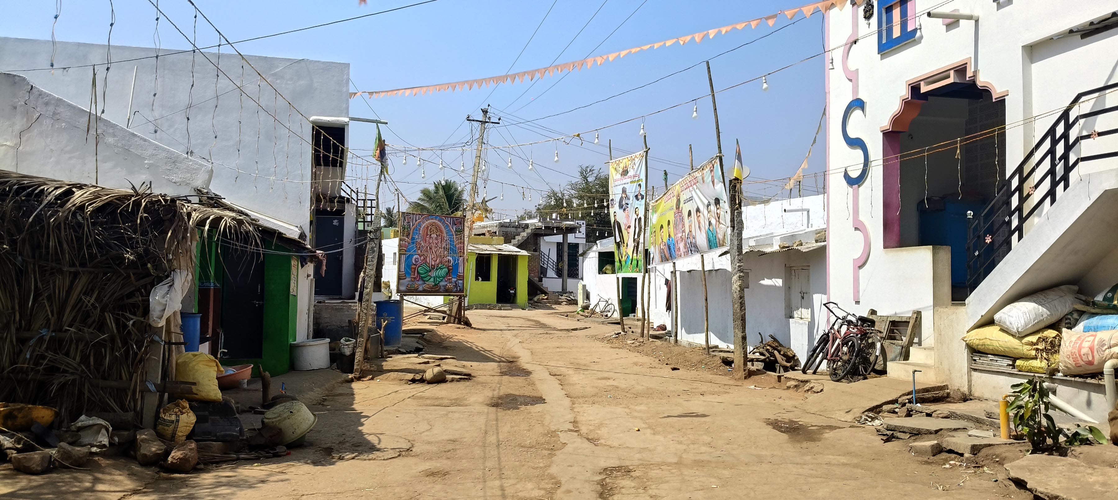 ಹಗರಿಬೊಮ್ಮನಹಳ್ಳಿ ತಾಲ್ಲೂಕಿನ ಹರೇಗೊಂಡನಹಳ್ಳಿ ಗ್ರಾಮ ಶನಿವಾರ ಜನರಿಲ್ಲದೆ ಬಿಕೋ ಎಂದಿತು