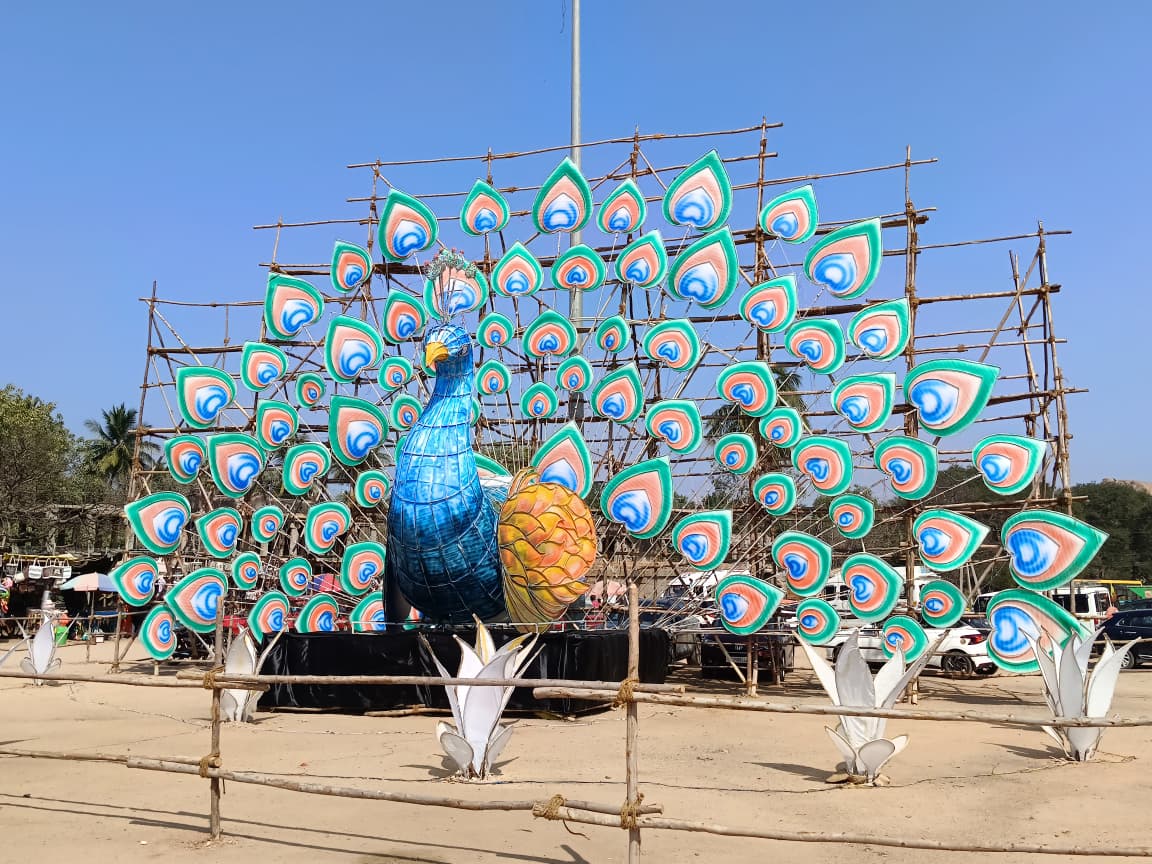 ಹಂಪಿ ಉತ್ಸವದ ವಿಶೇಷ ಆಕರ್ಷಣೆಯಾಗಿ ಹಂಪಿಯ ಮಾತಂಗ ಪರ್ವತ ಮೈದಾನದಲ್ಲಿ ಸಜ್ಜಾಗಿರುವ ಮಯೂರ. ರಾತ್ರಿ ಹೊತ್ತಲ್ಲಿ ಇದು ಇನ್ನಷ್ಟು ಆಕರ್ಷಕವಾಗಿ ಕಾಣಿಸುತ್ತದೆ–ಪ್ರಜಾವಾಣಿ ಚಿತ್ರ/ ಲವ ಕೆ.