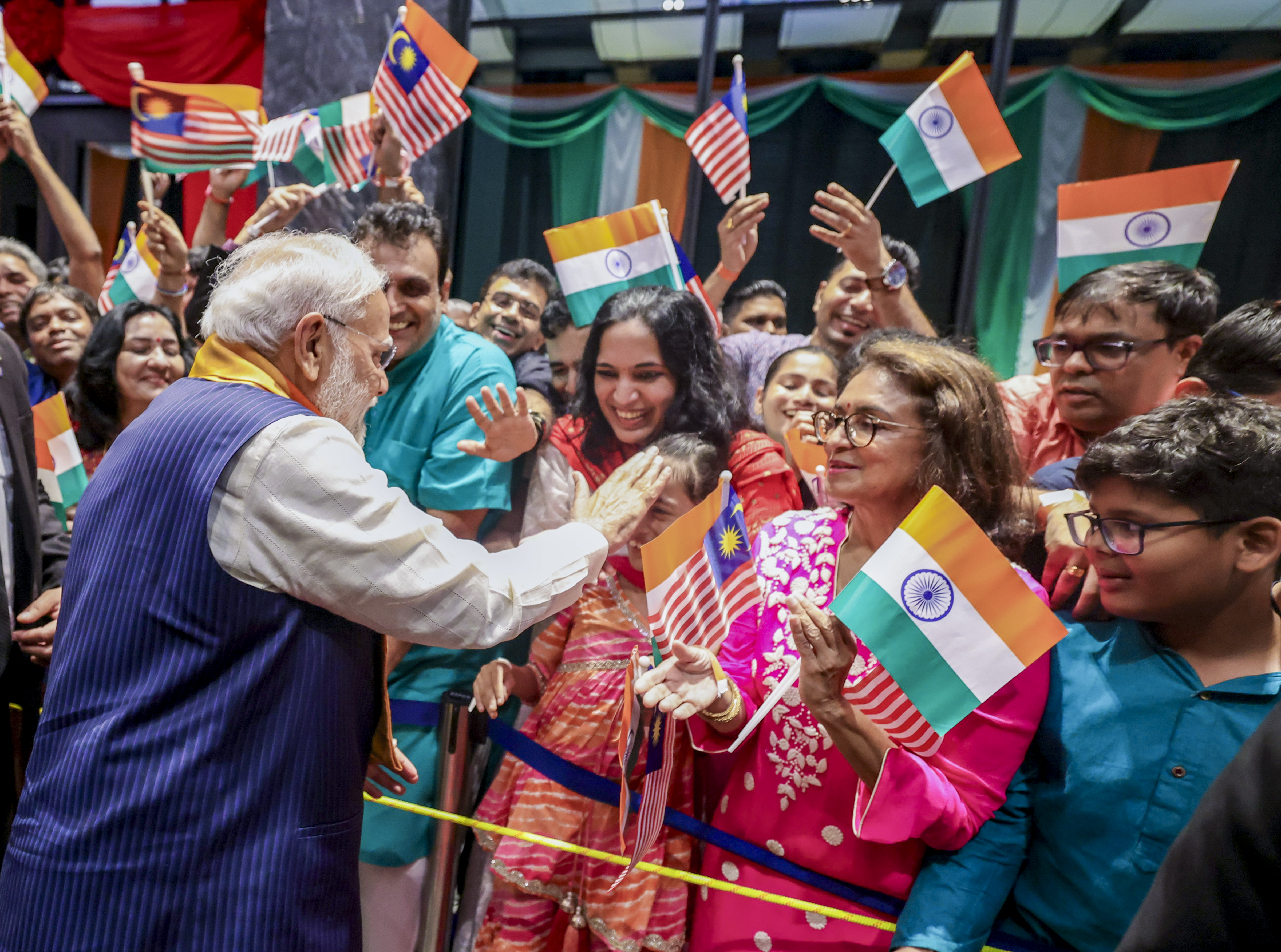 ಪ್ರಧಾನಿ ನರೇಂದ್ರ ಮೋದಿ ಅವರು ಕ್ವಾಲಾಲಂಪುರದಲ್ಲಿ ಶನಿವಾರ ನಡೆದ ಕಾರ್ಯಕ್ರಮದಲ್ಲಿ ಭಾರತೀಯ ಸಮುದಾಯದವರೊಂದಿಗೆ ಮಾತುಕತೆಯಲ್ಲಿ ತೊಡಗಿದ್ದರು –ಪಿಟಿಐ ಚಿತ್ರ