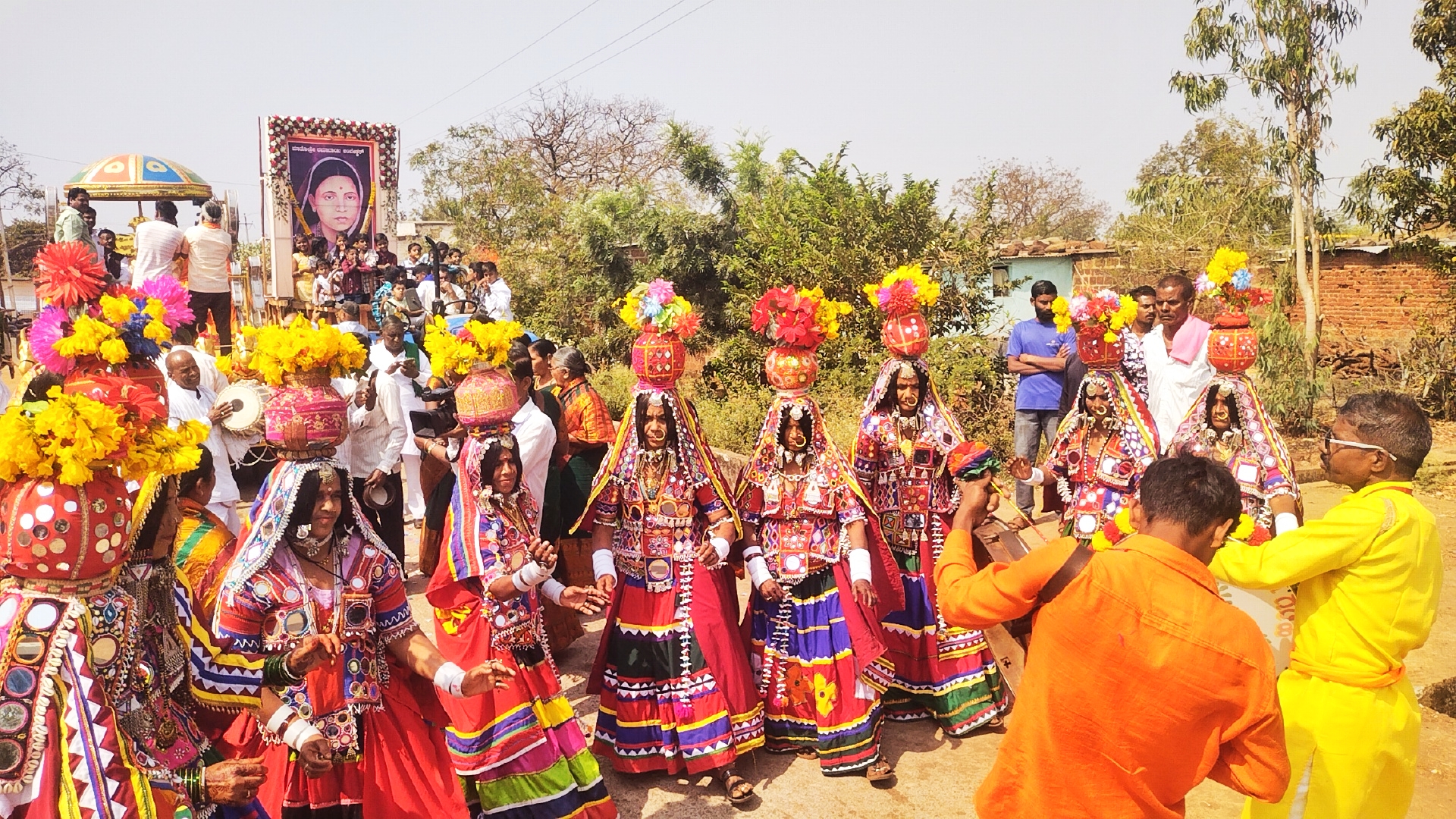 ಫೋಟೋ ಶೀರ್ಷಿಕೆ ೩: ತಾಲ್ಲೂಕಿನ ಬೇಲೂರು ಗ್ರಾಮದಲ್ಲಿ ಶನಿವಾರ ಪ್ರಥಮ ಬೌದ್ಧ ಸಾಹಿತ್ಯ ಸಮ್ಮೇಳನದ ಮೆರವಣಿಯಲ್ಲಿ ಬಗದಲ ತಾಂಡಾದ ಕಲಾತಂಡದಿಂದ ಲಂಬಾಣಿ ನೃತ್ಯ ನಡೆಯಿತು.