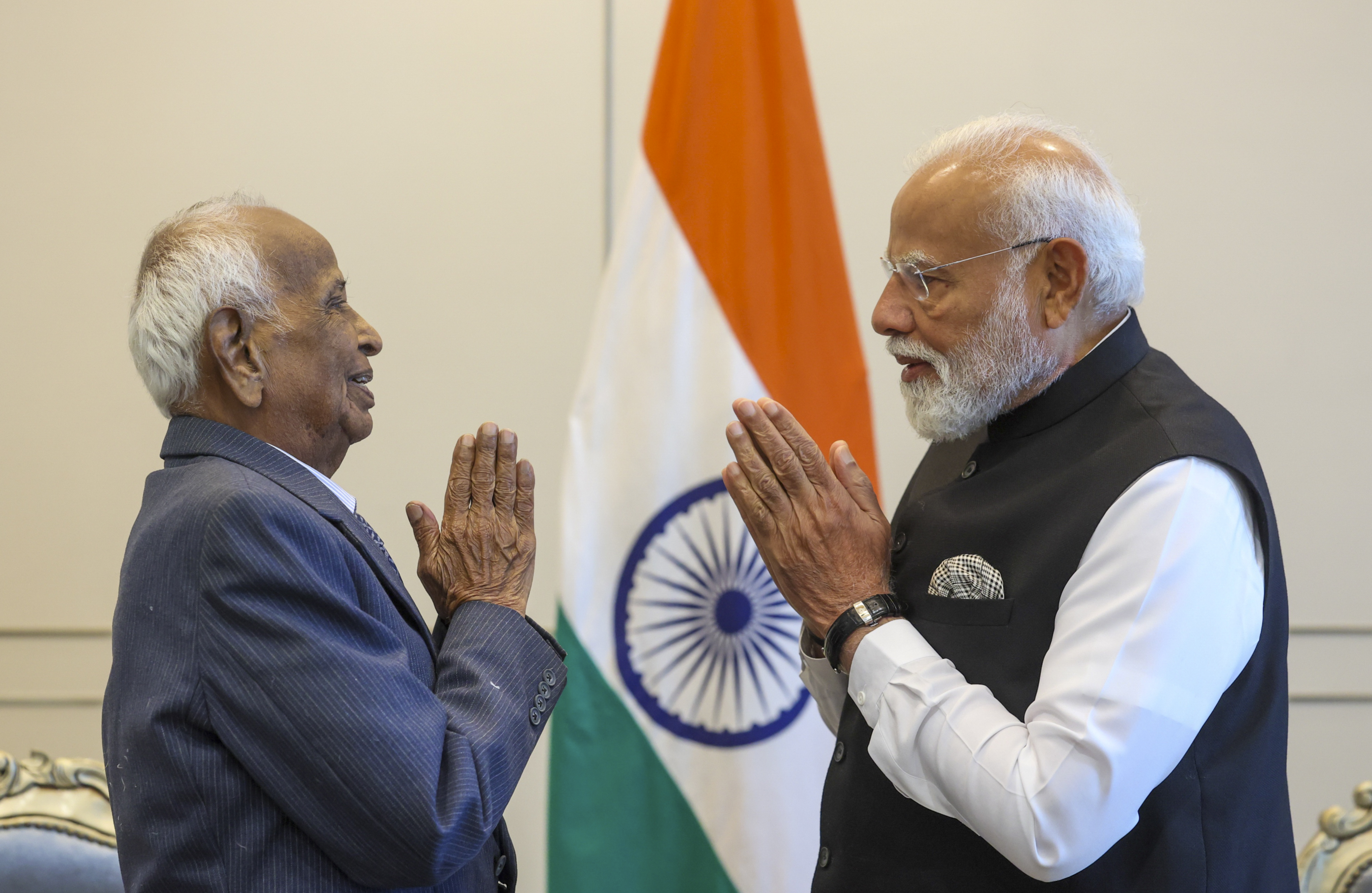 ಕ್ವಾಲಾಲಂಪುರದಲ್ಲಿ ಭಾರತೀಯ ರಾಷ್ಟ್ರೀಯ ಸೇನೆಯ ನಿವೃತ್ತ ಯೋಧ ಜಯರಾಜ್‌ ರಾಜಾ ರಾವ್‌ ಅವರನ್ನು ಪ್ರಧಾನಿ ನರೇಂದ್ರ ಮೋದಿ ಭೇಟಿ ಮಾಡಿದರು –ಪಿಟಿಐ ಚಿತ್ರ