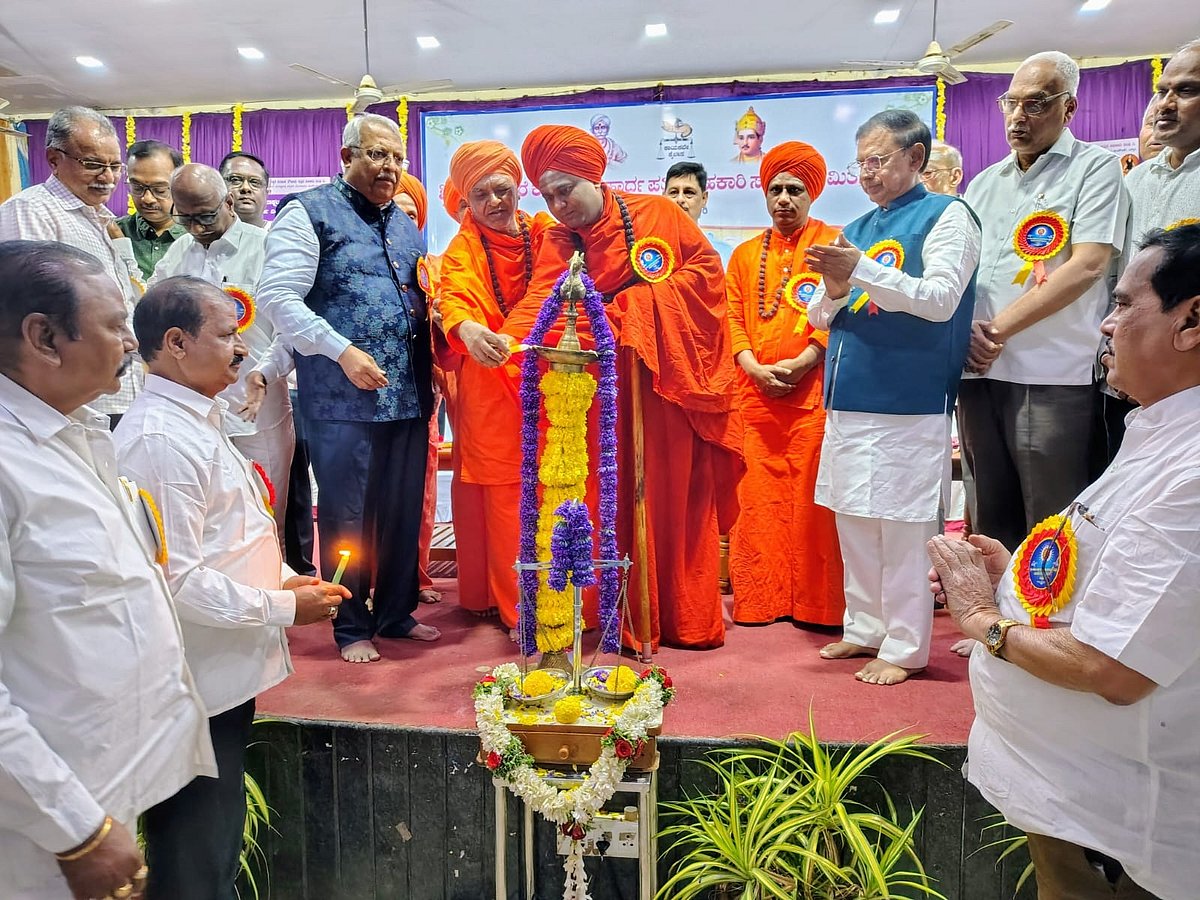 ಹೊಸಪೇಟೆ | ಬಡವರಿಗೆ ಸಹಕಾರ ಸಂಘಗಳ ಸೇವೆ ಸಲ್ಲಲಿ: ಬಸವಲಿಂಗ ಸ್ವಾಮೀಜಿ