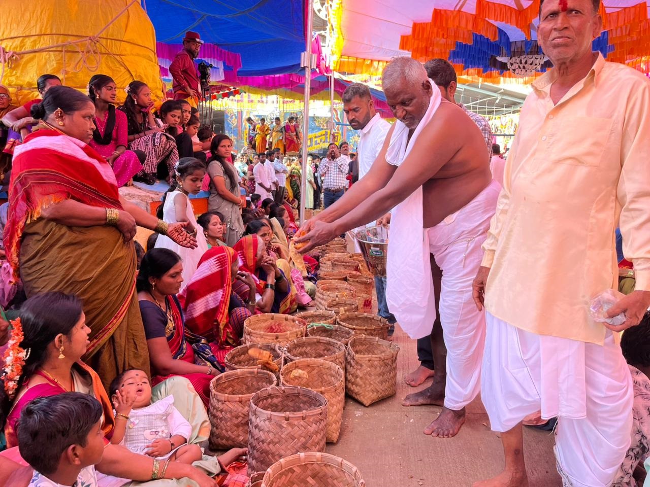 ಯಲಗೂರೇಶನ ಕಾರ್ತಿಕೋತ್ಸವದಲ್ಲಿ ಭಾನುವಾರ ಹರಿಶಾವಿಗೆ ಸಂಪ್ರದಾಯದಲ್ಲಿ ಬಾಬದಾರರ ಗೋಪಾಳ ಬುಟ್ಟಿ (ಬಿದರಿನ ಬುಟ್ಟಿ)ಯಲ್ಲಿ ಪೂಜಾರಿಗಳು ಪ್ರಸಾದ ನೀಡಿದರು