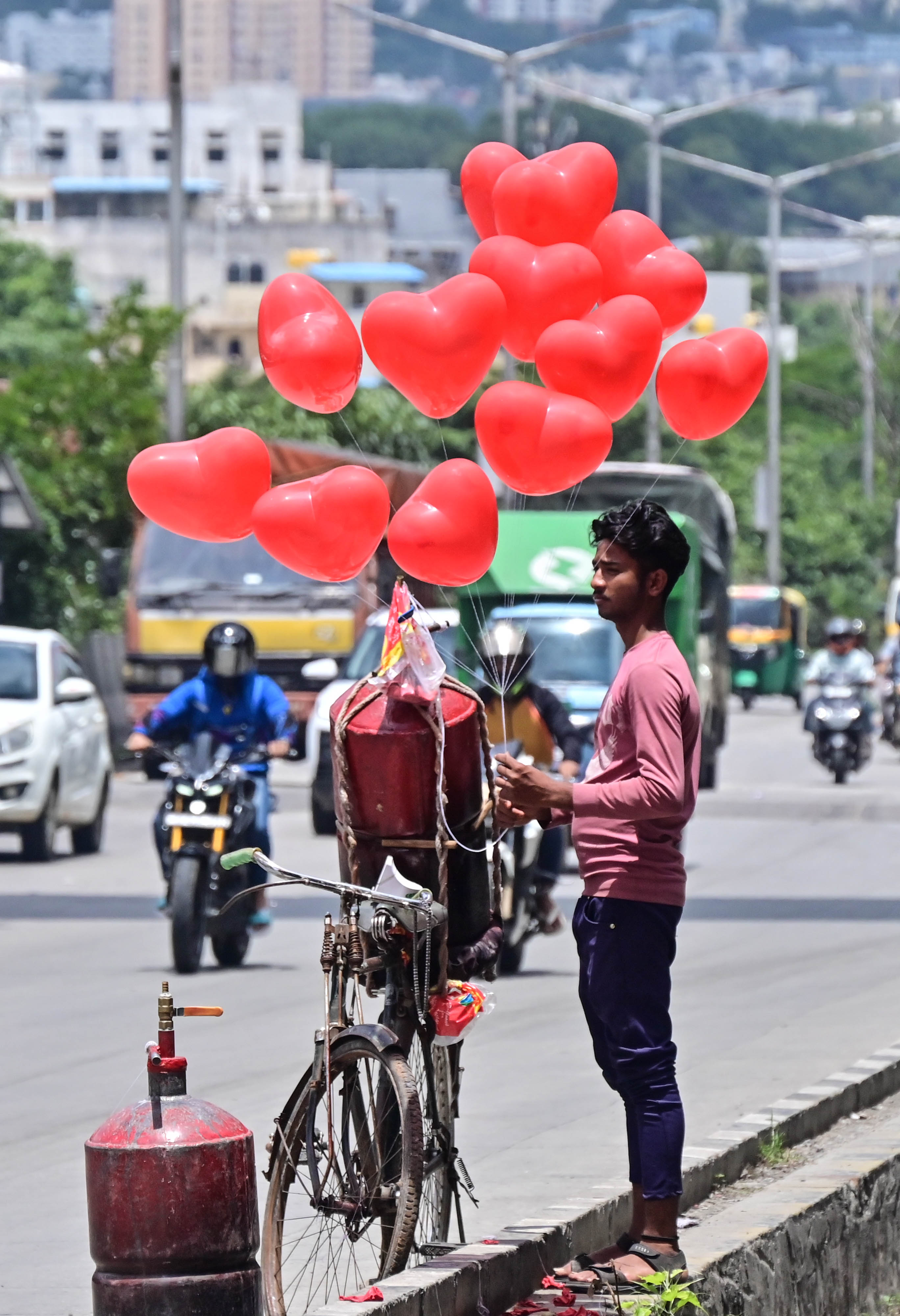 ವ್ಯಾಪಾರಿಯೊಬ್ಬರು ಸಿಲಿಂಡರ್‌ ಇಟ್ಟುಕೊಂಡು ಬಲೂನ್‌ಗಳ ವ್ಯಾಪಾರದಲ್ಲಿ ತೊಡಗಿರುವುದು (ಸಂಗ್ರಹ ಚಿತ್ರ) 