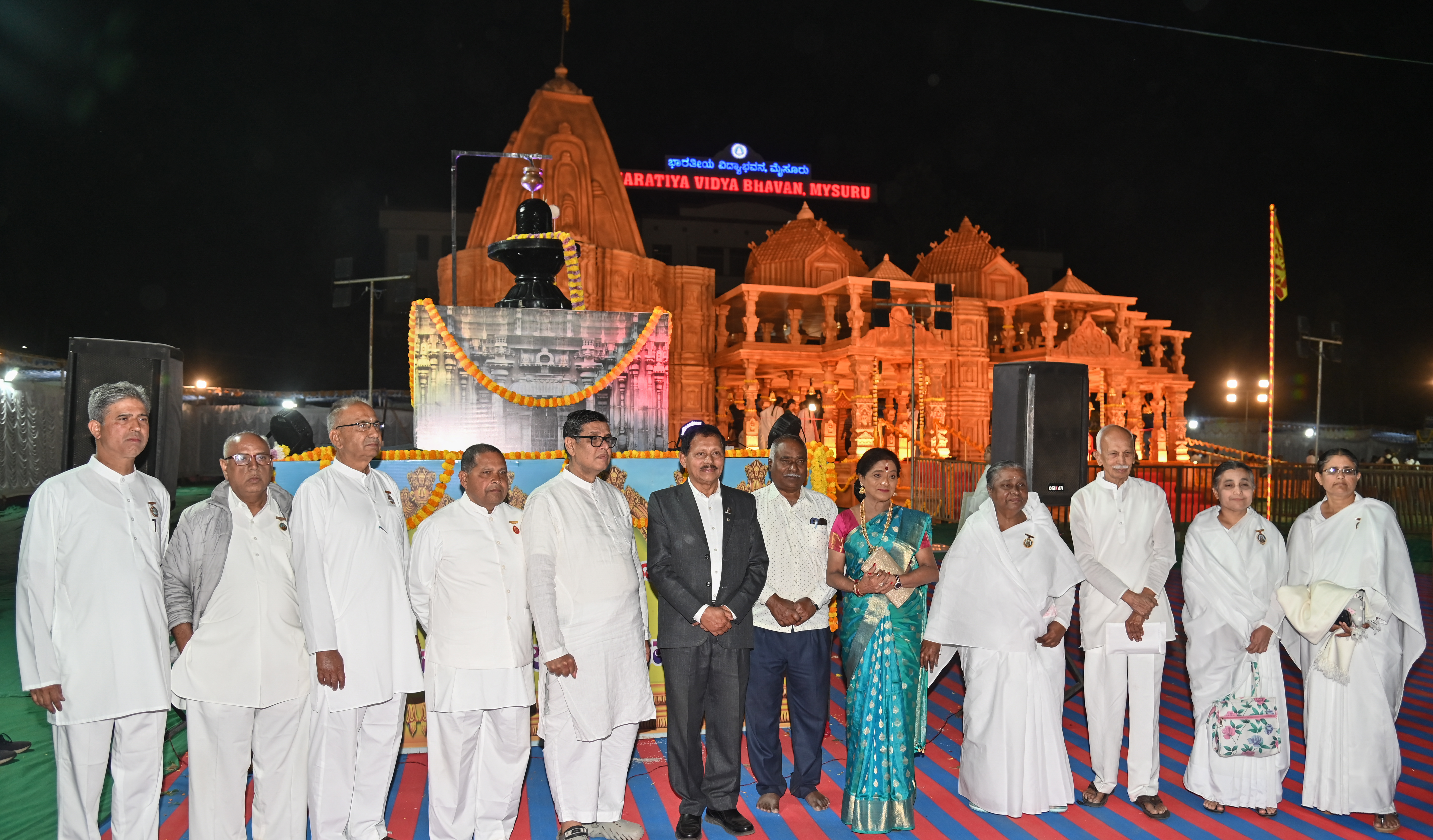 ಸೋಮನಾಥ ಮಂದಿರದ ದಿವ್ಯದರ್ಶನ ಕಾರ್ಯಕ್ರಮ ಉದ್ಘಾಟನೆಯಲ್ಲಿ ವಸುಂಧರಾ ದೊರೆಸ್ವಾಮಿ ಲಕ್ಷ್ಮೀಜಿ ಕೆ.ಬಿ.ಲಿಂಗರಾಜು ಪಾಲ್ಗೊಂಡರು –ಪ್ರಜಾವಾಣಿ ಚಿತ್ರ