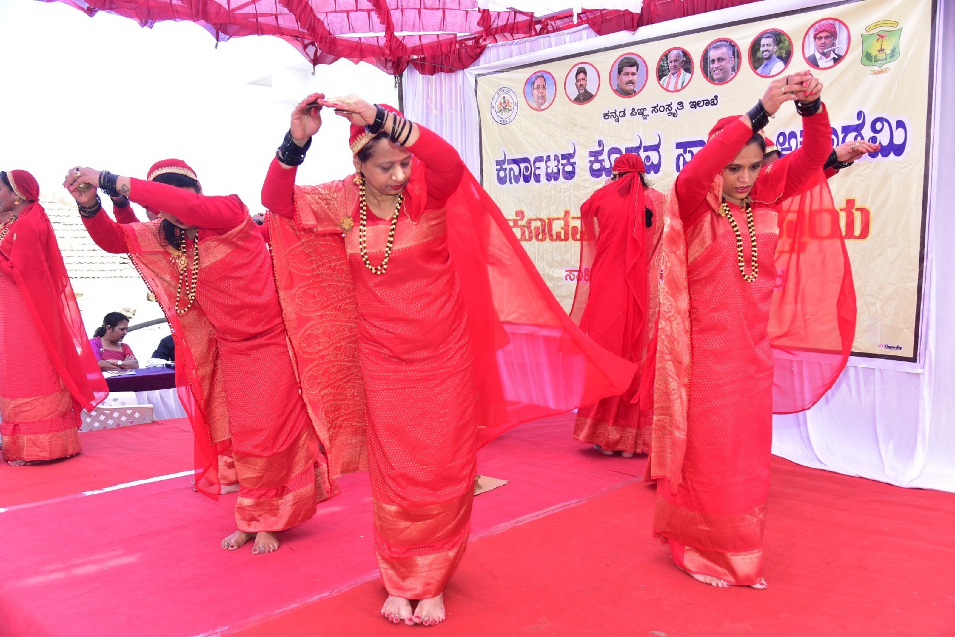 ಕಾರ್ಯಕ್ರಮದಲ್ಲಿ ಮಹಿಳೆಯರು ಉಮ್ಮತ್ತಾಟ್ ‍ಪ್ರದರ್ಶಿಸಿದರು