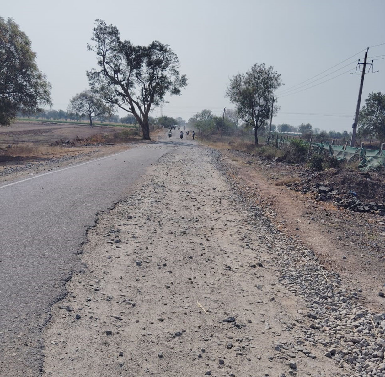 ಹೂವಿನಹಡಗಲಿ ತಾಲ್ಲೂಕಿನ ಇಟ್ಟಿಗಿ-ಕೊಟ್ಟೂರು ರಸ್ತೆಯಲ್ಲಿ ಹರಡಿರುವ ಜಲ್ಲಿಕಲ್ಲುಗಳು