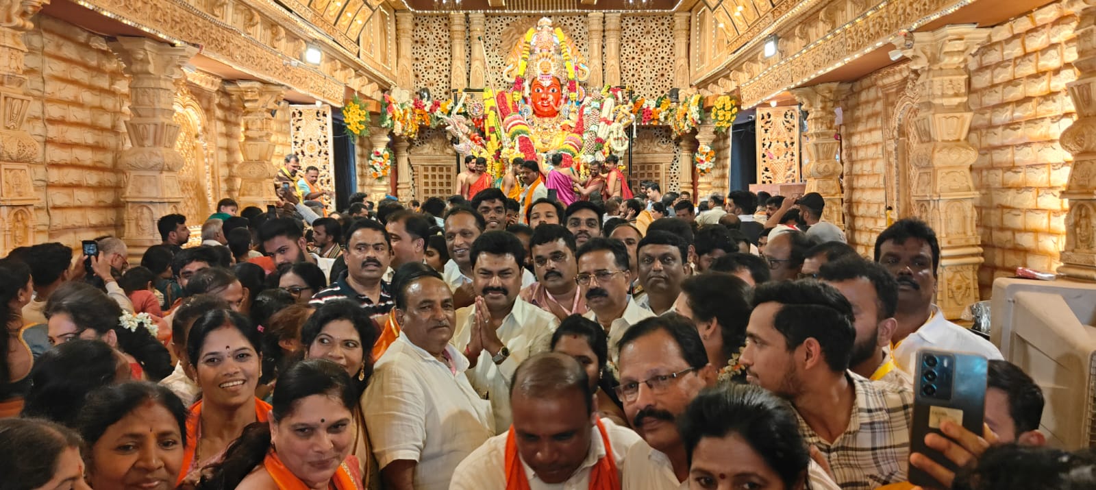 ಸಂಸದ ಬಿ.ವೈ.ರಾಘವೇಂದ್ರ ಜಾತ್ರೆಗೆ ಭೇಟಿ ನೀಡಿ ದೇವಿಯ ದರ್ಶನದಲ್ಲಿ ಭಾಗಿಯಾಗಿದ್ದರು.