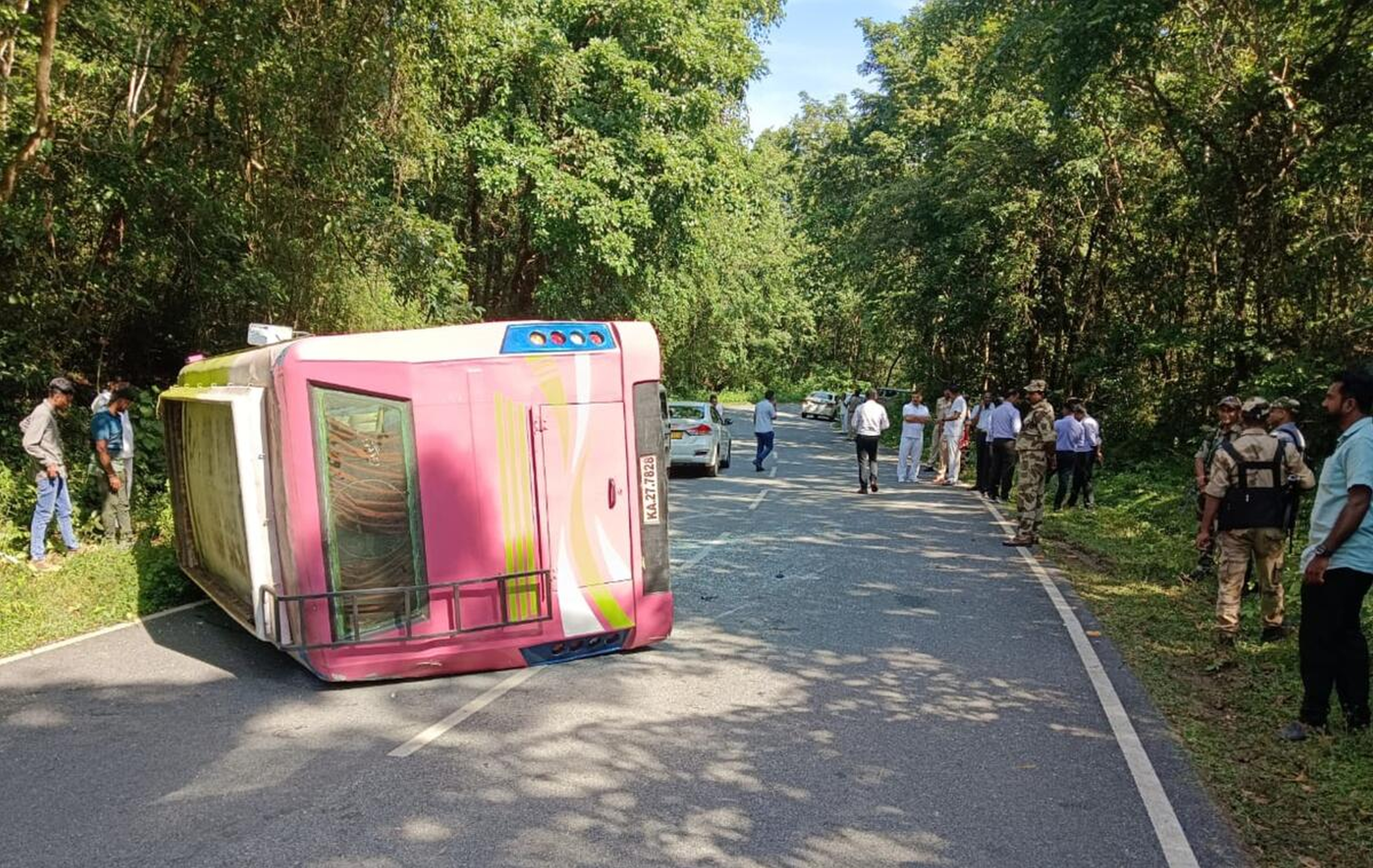 ಕಾರವಾರ ತಾಲ್ಲೂಕಿನ ಕೈಗಾ ಸಮೀಪ ಕಾರ್ಮಿಕರನ್ನು ಕರೆದೊಯ್ಯುತ್ತಿದ್ದ ಟೆಂಪೊ ಪಲ್ಟಿಯಾಗಿರುವುದು.