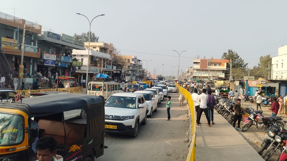 ಮಸ್ಕಿ | ಅಡ್ಡಾದಿಡ್ಡಿ ವಾಹನ ನಿಲುಗಡೆ: ಸಂಚಾರ ಅಸ್ತವ್ಯಸ್ತ