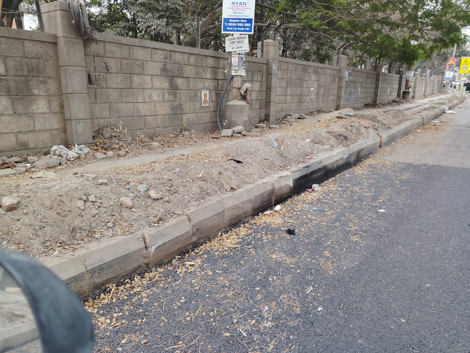 ಪಾದಚಾರಿ ಮಾರ್ಗದಲ್ಲಿ ಹಾಕಿರುವ ಮಣ್ಣು 