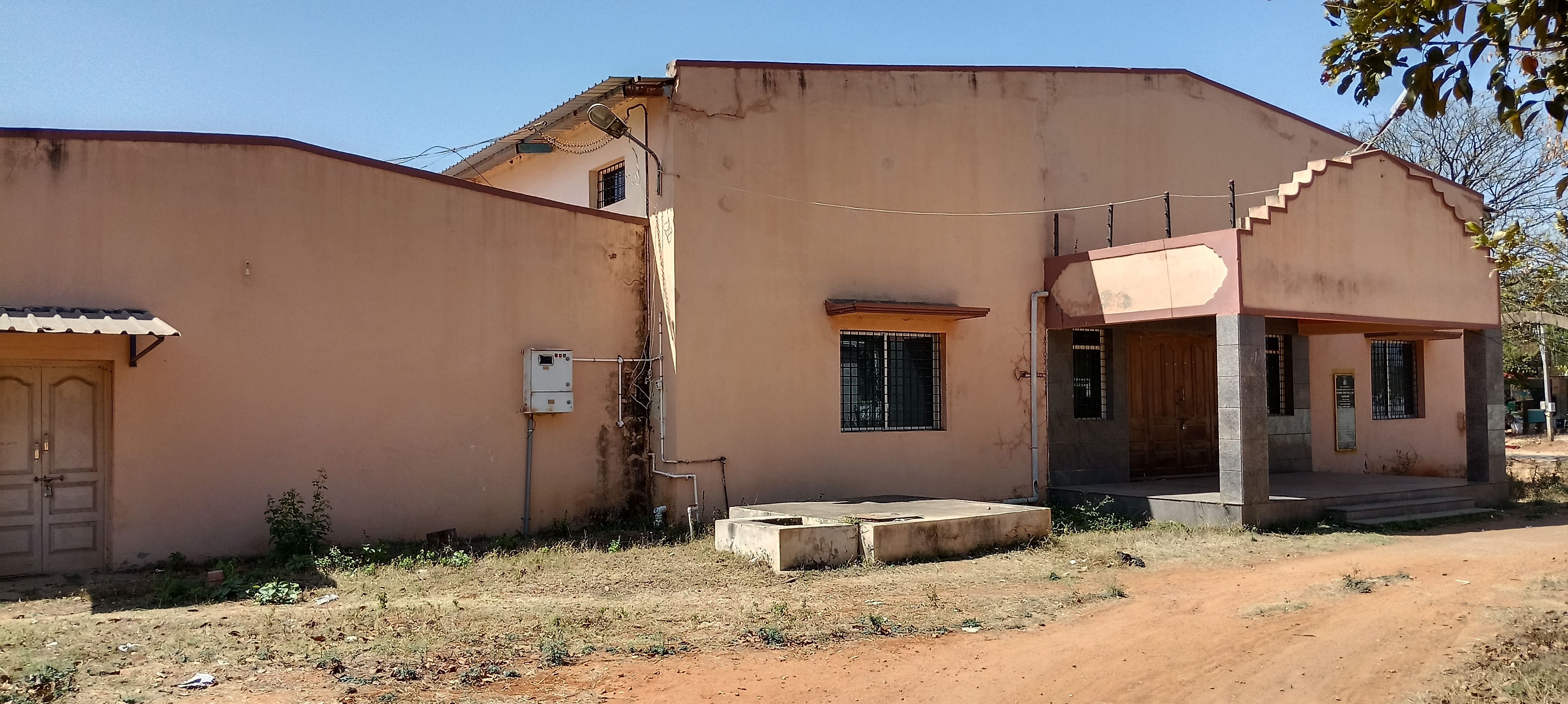 ಭವನದ ವಿಶಾಲವಾದ ನೋಟ.