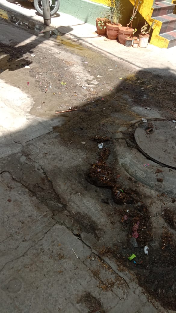 ರಸ್ತೆಯಲ್ಲಿ ಹರಿಯುತ್ತಿರುವ ತ್ಯಾಜ್ಯ ನೀರು 