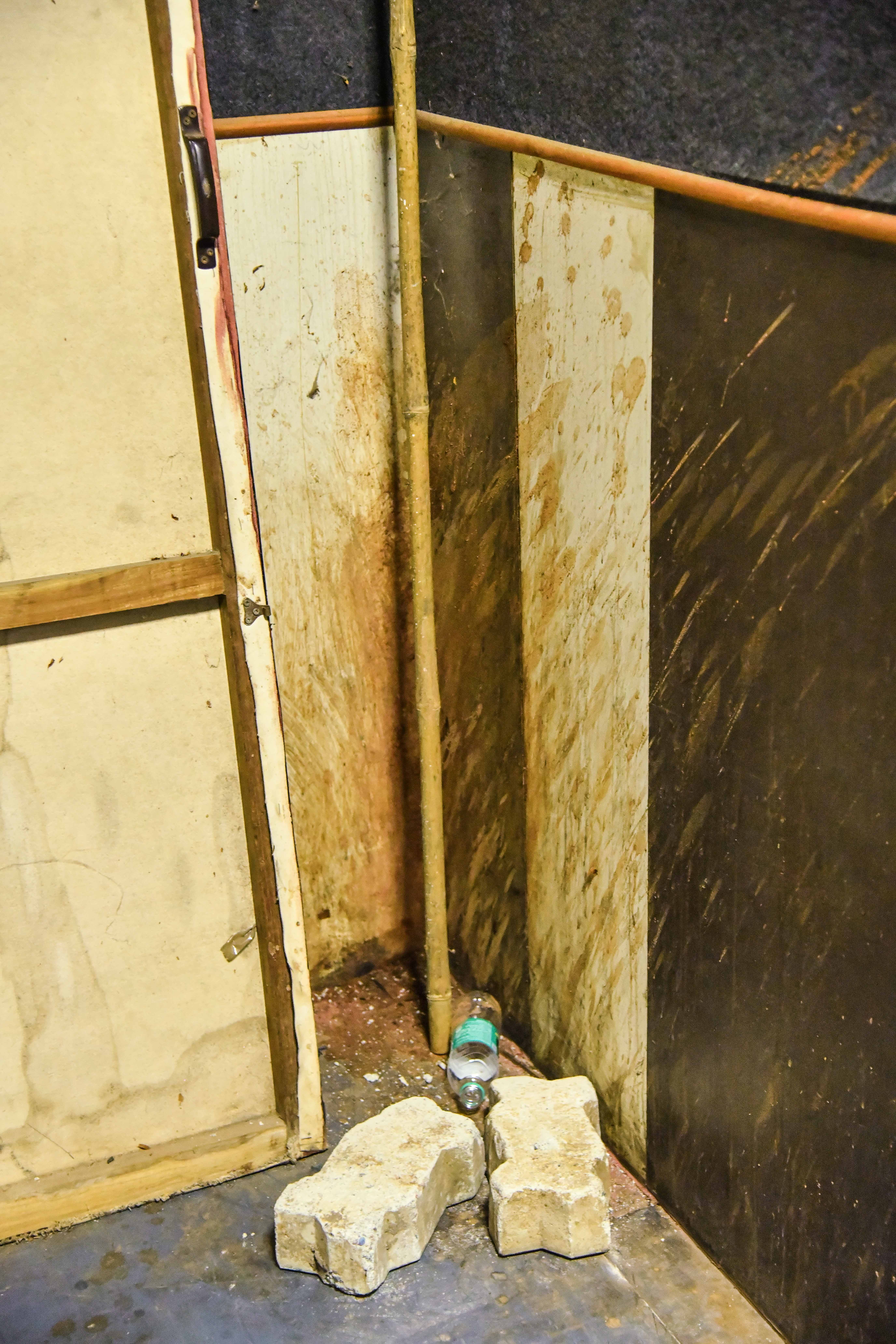 ಸಾಹಿತ್ಯ ಭವನದಲ್ಲಿ ಬಾಗಿಲು ಮುರಿದಿರುವುದು 