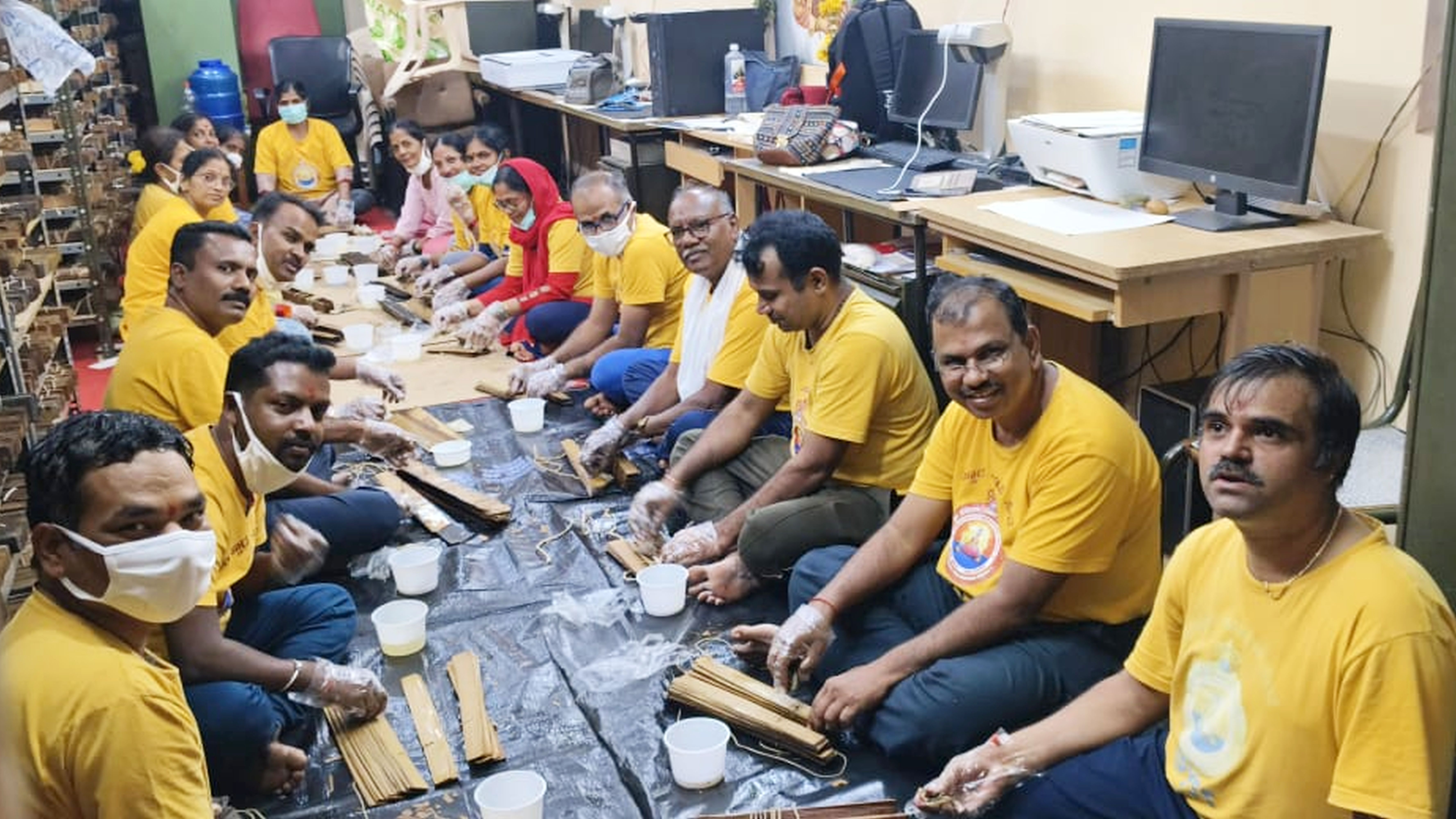 ಹಸ್ತಪ್ರತಿಗಳನ್ನು ಸಂರಕ್ಷಣೆ ಮಾಡುತ್ತಿರುವ ದೃಶ್ಯ 