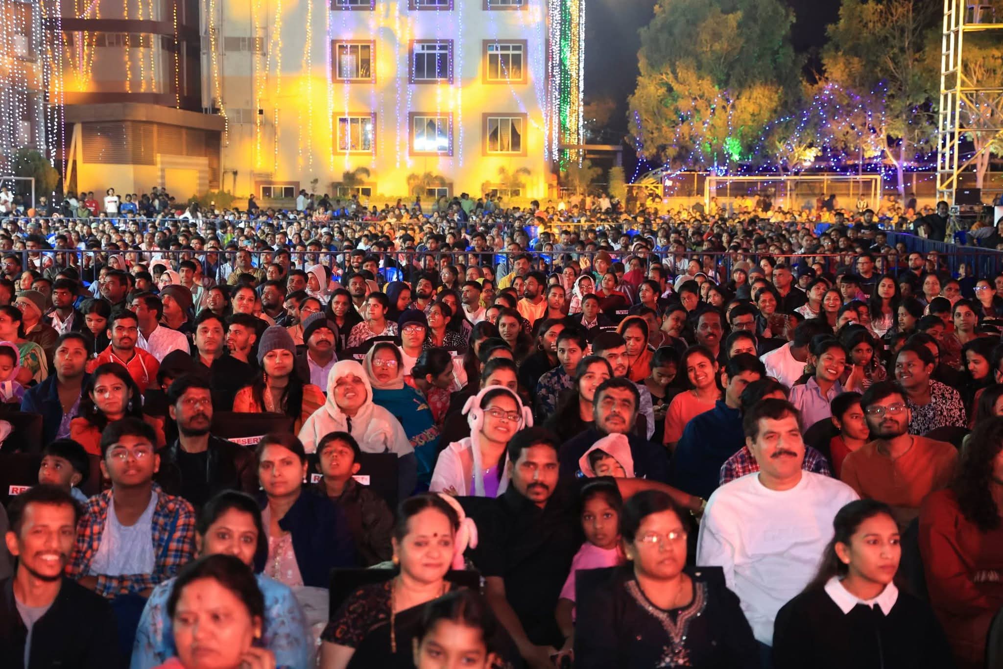 ಕನ್ನಡಿಗರ ಹಬ್ಬದಲ್ಲಿ ಪಾಲ್ಗೊಂಡಿದ್ದ ಜನರು