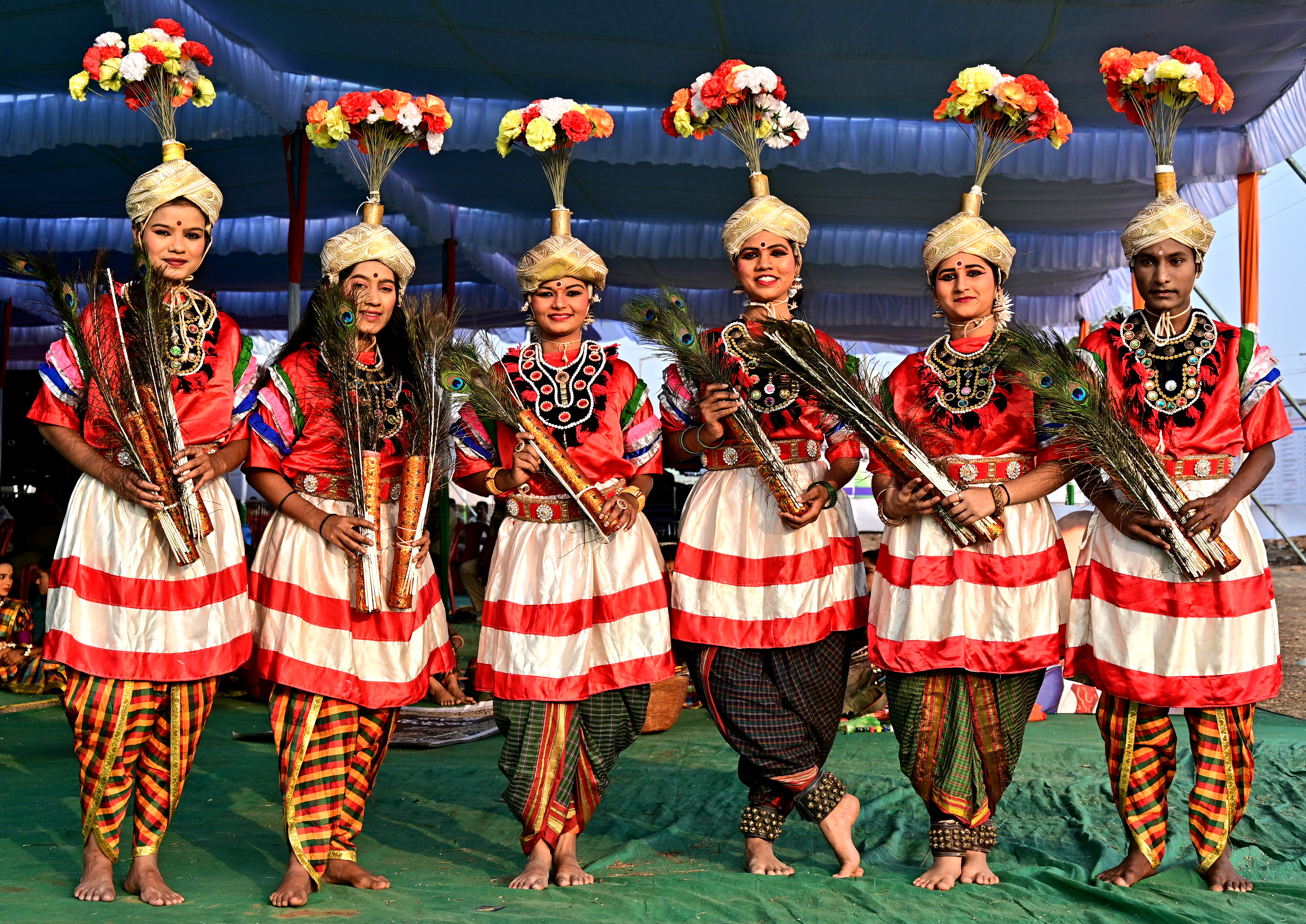 ಕಾರ್ಯಕ್ರಮ ನಂತರ ನಡೆದ ಸಾಂಸ್ಕೃತಿಕ ಕಾರ್ಯಕ್ರಮದಲ್ಲಿ ಆಕರ್ಷಕ ಉಡುಪಿನೊಂದಿಕ ಕಲಾವಿದರು ಕಾಣಿಸಿಕೊಂಡಿದ್ದು ಹೀಗೆ..
ಪ್ರಜಾವಾಣಿ ಚಿತ್ರ: ಗೋವಿಂದರಾಜ ಜವಳಿ 