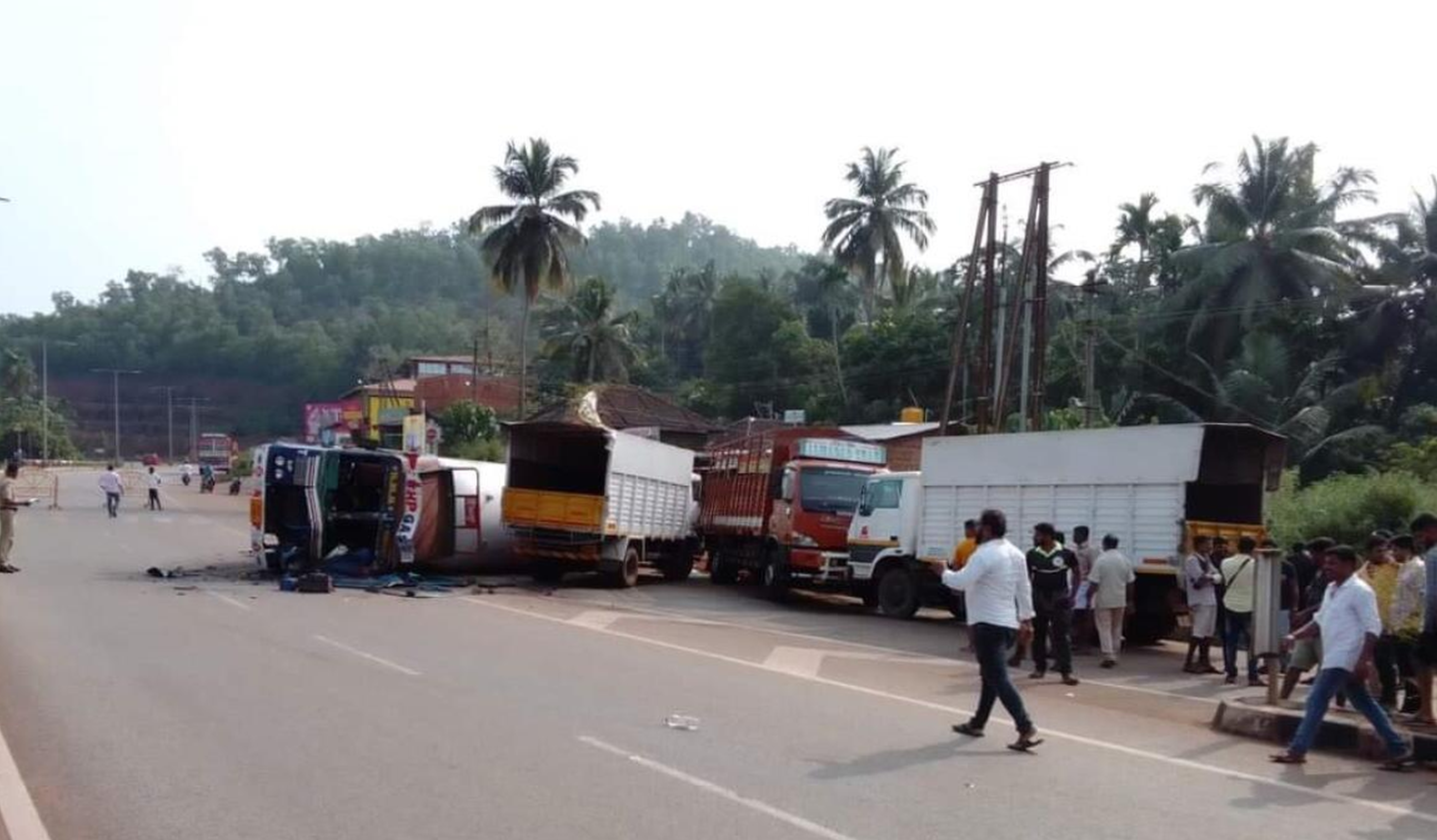 ಹೊನ್ನಾವರ ತಾಲ್ಲೂಕಿನ ಗುಣವಂತೆಯ ಸಮೀಪ ರಾಷ್ಟ್ರೀಯ ಹೆದ್ದಾರಿ–66ರಲ್ಲಿ ಸಂಭವಿಸಿದ್ದ ಸರಣಿ ಅಪಘಾತ.