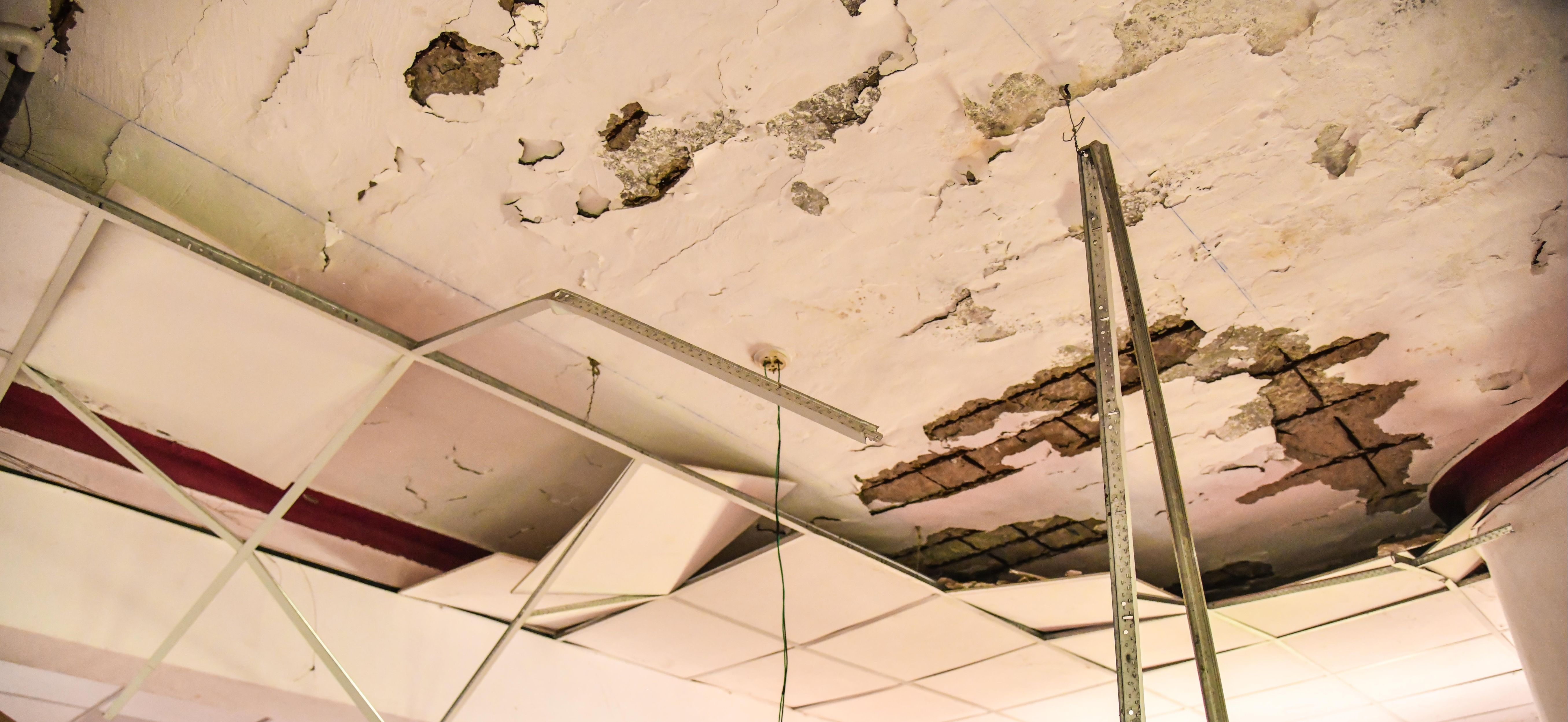 ಸಾಹಿತ್ಯ ಭವನದ ಚಾವಣಿಯ ಪದರು ಕಳಚಿರುವುದು 