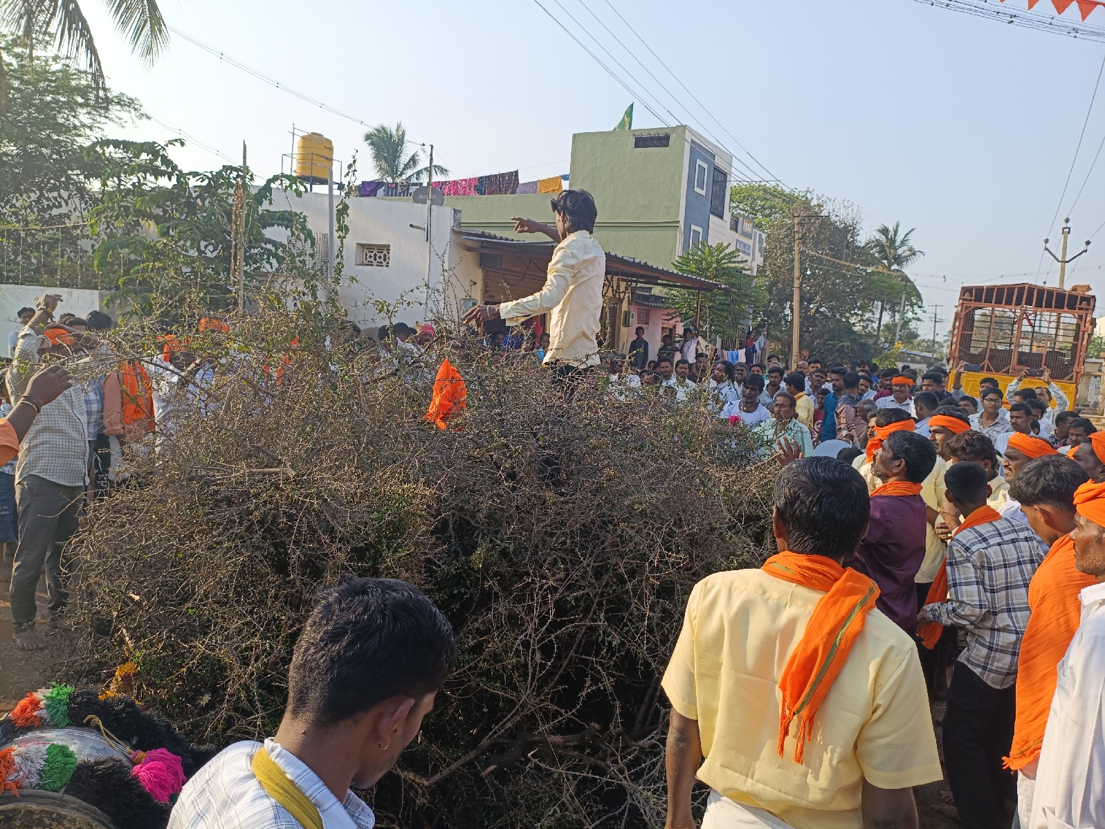 ಮುನಿರಾಬಾದ್ ಸಮೀಪ ಹೊಸಹಳ್ಳಿ ಗ್ರಾಮದಲ್ಲಿ ಮಾರುತೇಶ್ವರ ಜಾತ್ರೆಯ ಅಂಗವಾಗಿ ಭಾನುವಾರ ಮುಳ್ಳಿನಲ್ಲಿ ಹಾರಿ ಹರಕೆ ತೀರಿಸುವ