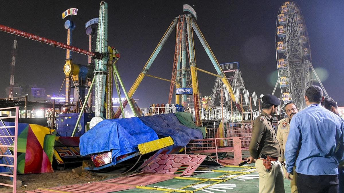 Video: ಹತ್ತಾರು ಜನರಿದ್ದ ತಿರುಗುವ ಉಯ್ಯಾಲೆ ಮುರಿದು ಬಿದ್ದ ಭಯಾನಕ ದೃಶ್ಯ...