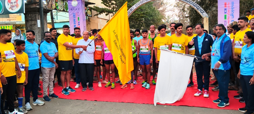 ಪಾಂಡವಪುರ ಪಟ್ಟಣದ ಐದು ದೀಪ ವೃತ್ತದಲ್ಲಿ ‘ಕ್ಯಾನ್ಸರ್ ಅರಿವಿಗಾಗಿ–ಮ್ಯಾರಥಾನ್’ ಓಟಕ್ಕೆ ಶಾಸಕ ದರ್ಶನ್ ಪುಟ್ಟಣ್ಣಯ್ಯ ಚಾಲನೆ ನೀಡಿದರು. ಪದ್ಮಶ್ರೀ ಪುರಸ್ಕೃತ ಎಂ.ಅಂಕೇಗೌಡ ಟಿಎಚ್ಒ ಡಾ.ಸಿ.ಎ.ಅರವಿಂದ್ ಪಂಚಲಿಂಗೇಗೌಡ ಪಿಎಸ್‌ಐ ಉಮೇಶ್ ಇದ್ದಾರೆ