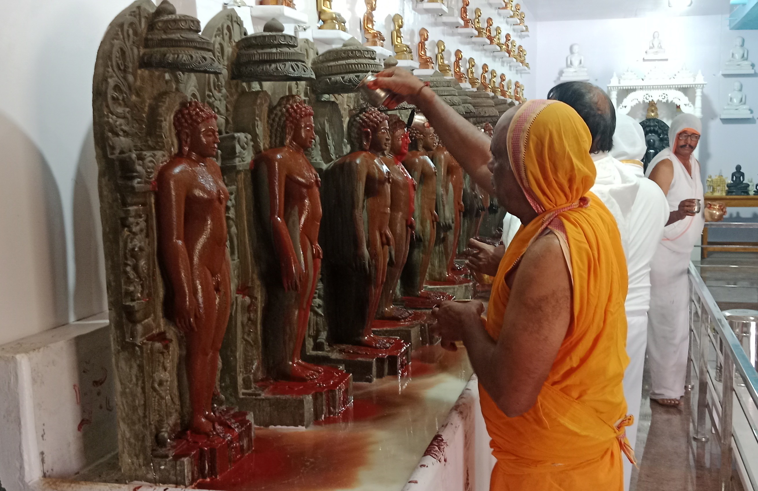 ಹಳೇಬೀಡು ಸಮೀಪದ ಜೈನರಗುತ್ತಿಯಲ್ಲಿ ಭಾನುವಾರ 24ತೀರ್ಥಂಕರರಿಗೆ ಚಂದನದ ಅಭಿಷೇಕ ನಡೆಯಿತು.