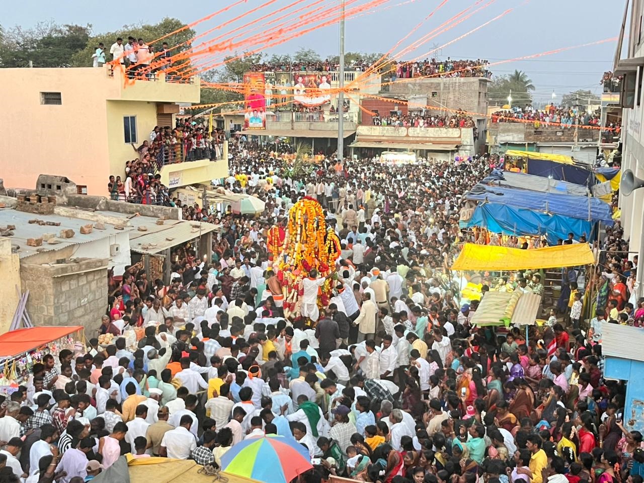 ಯಲಗೂರದಲ್ಲಿ ಯಲಗೂರೇಶನ ಕಾರ್ತಿಕೋತ್ಸವದ ಅಂಗವಾಗಿ ಸಹಸ್ರಾರು ಭಕ್ತರ ಮಧ್ಯೆ ರಥೋತ್ಸವ ಜರುಗಿತು