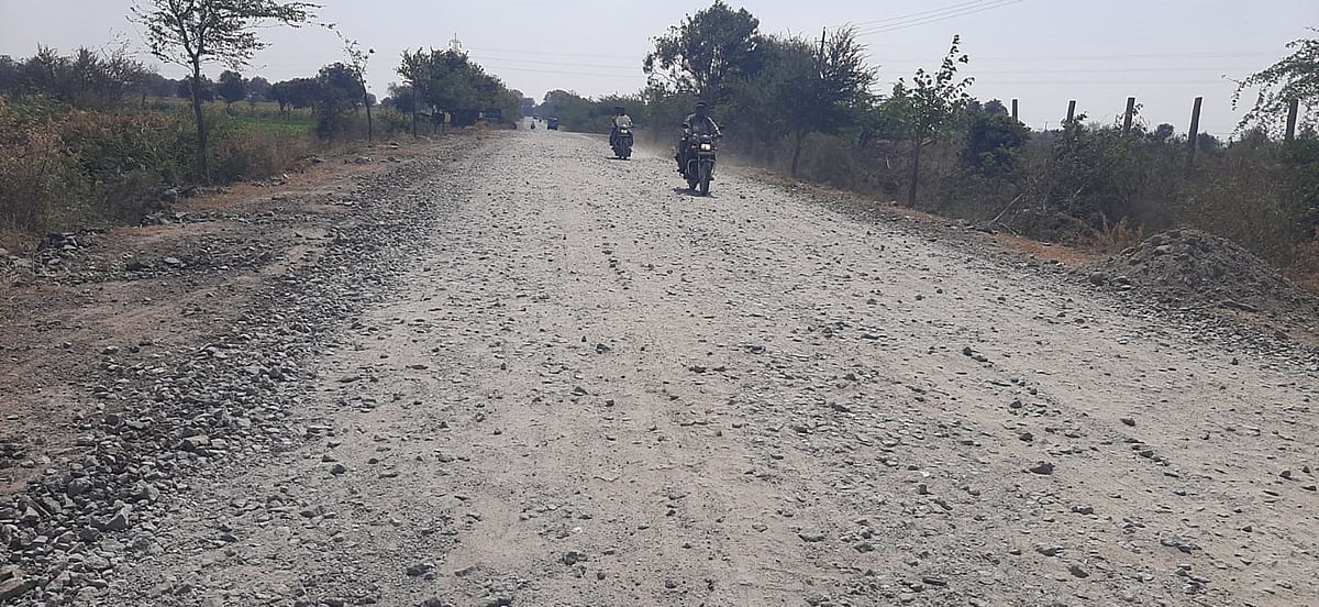 ಇಟ್ಟಿಗಿ–ಕೊಟ್ಟೂರು ರಸ್ತೆ ತುಂಬ ಜಲ್ಲಿಕಲ್ಲು