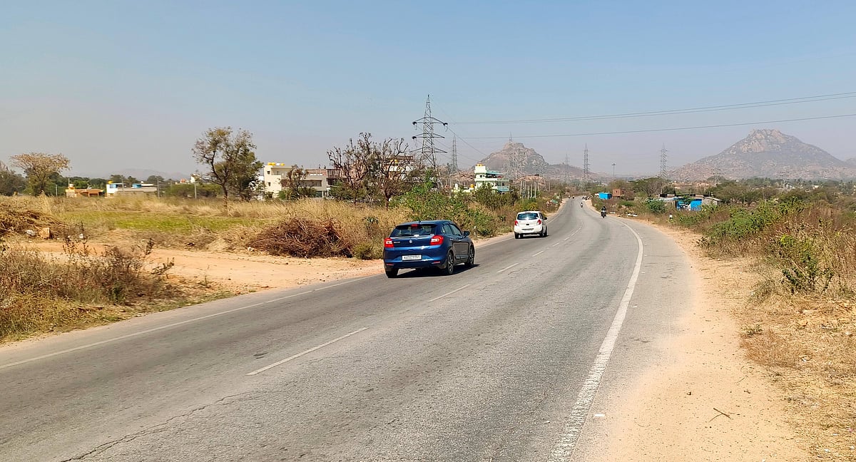 ಮಧುಗಿರಿ- ತುಮಕೂರು ರಸ್ತೆ| ಸುಗಮ ಸಂಚಾರಕ್ಕೆ ಬೇಕಿದೆ ಚತುಷ್ಪಥ ರಸ್ತೆ