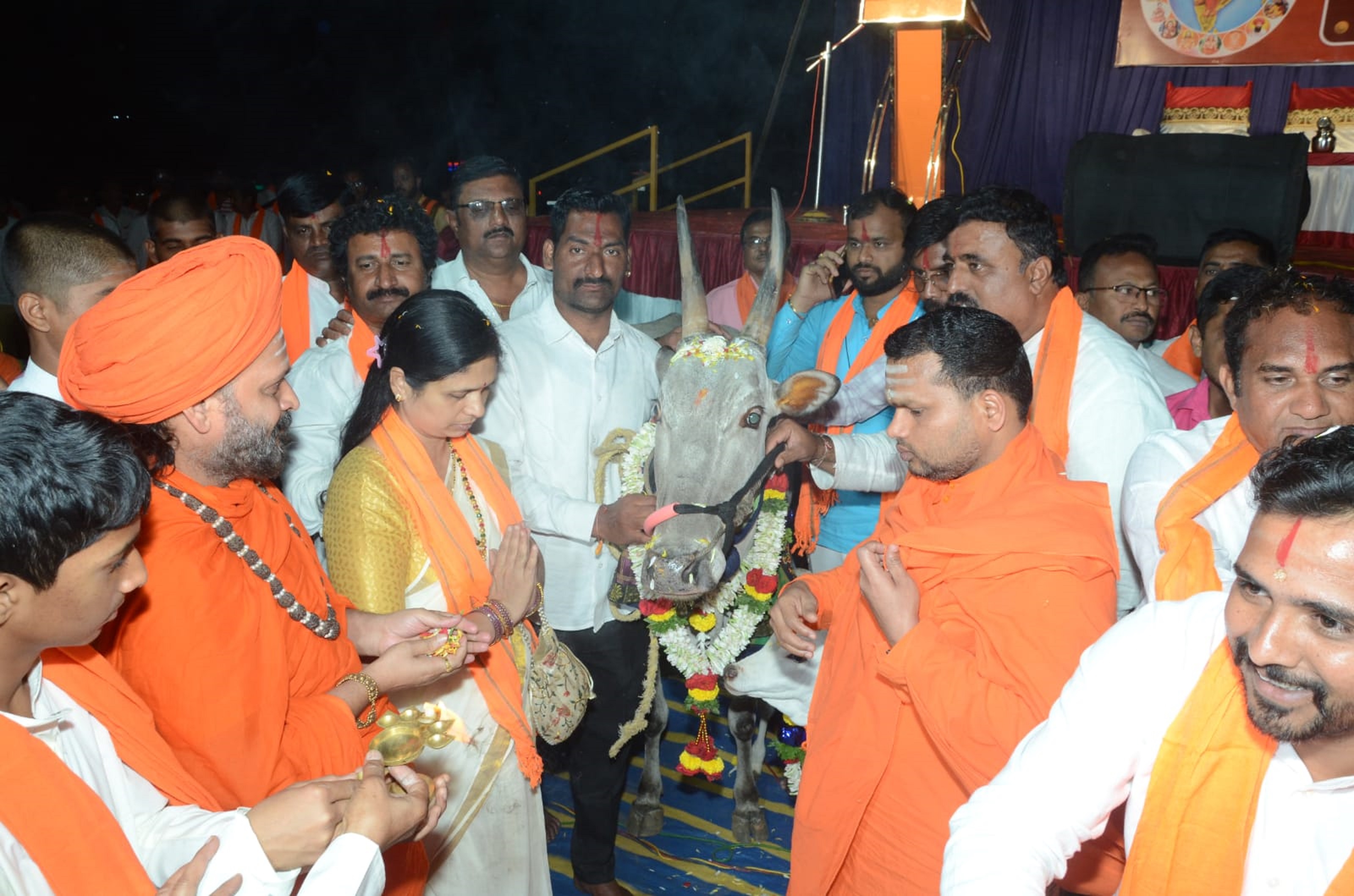 ಹಾವೇರಿಯಲ್ಲಿ ಭಾನುವಾರ ಹಮ್ಮಿಕೊಂಡಿದ್ದ ಹಿಂದೂ ಸಮಾಜೋತ್ಸವ ಕಾರ್ಯಕ್ರಮದಲ್ಲಿ ಗೋವು ಮಾತೆಗೆ ಪೂಜೆ ಸಲ್ಲಿಸಲಾಯಿತು