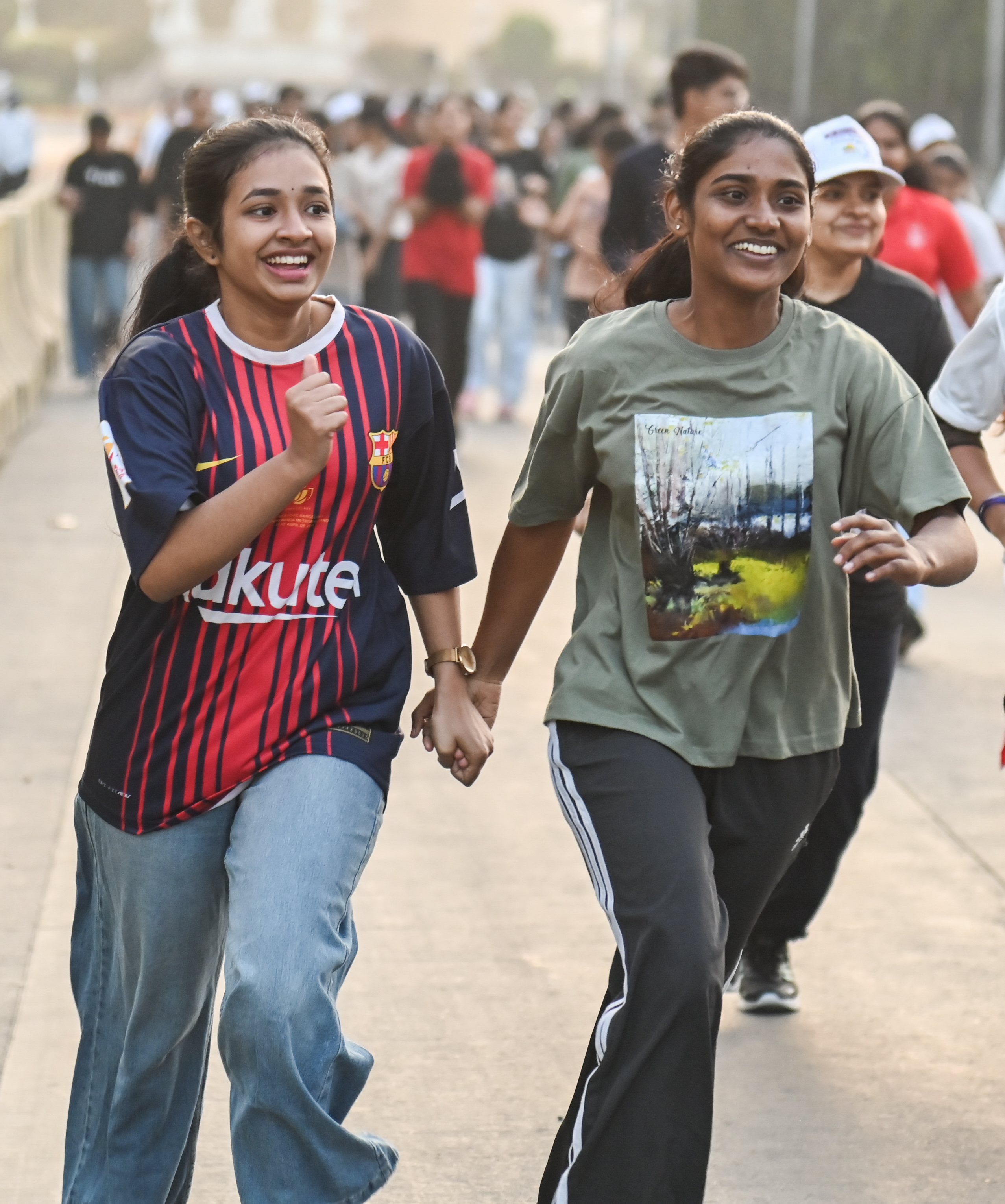 ಯುವತಿಯರ ಓಟದ ಸಂಭ್ರಮ  
