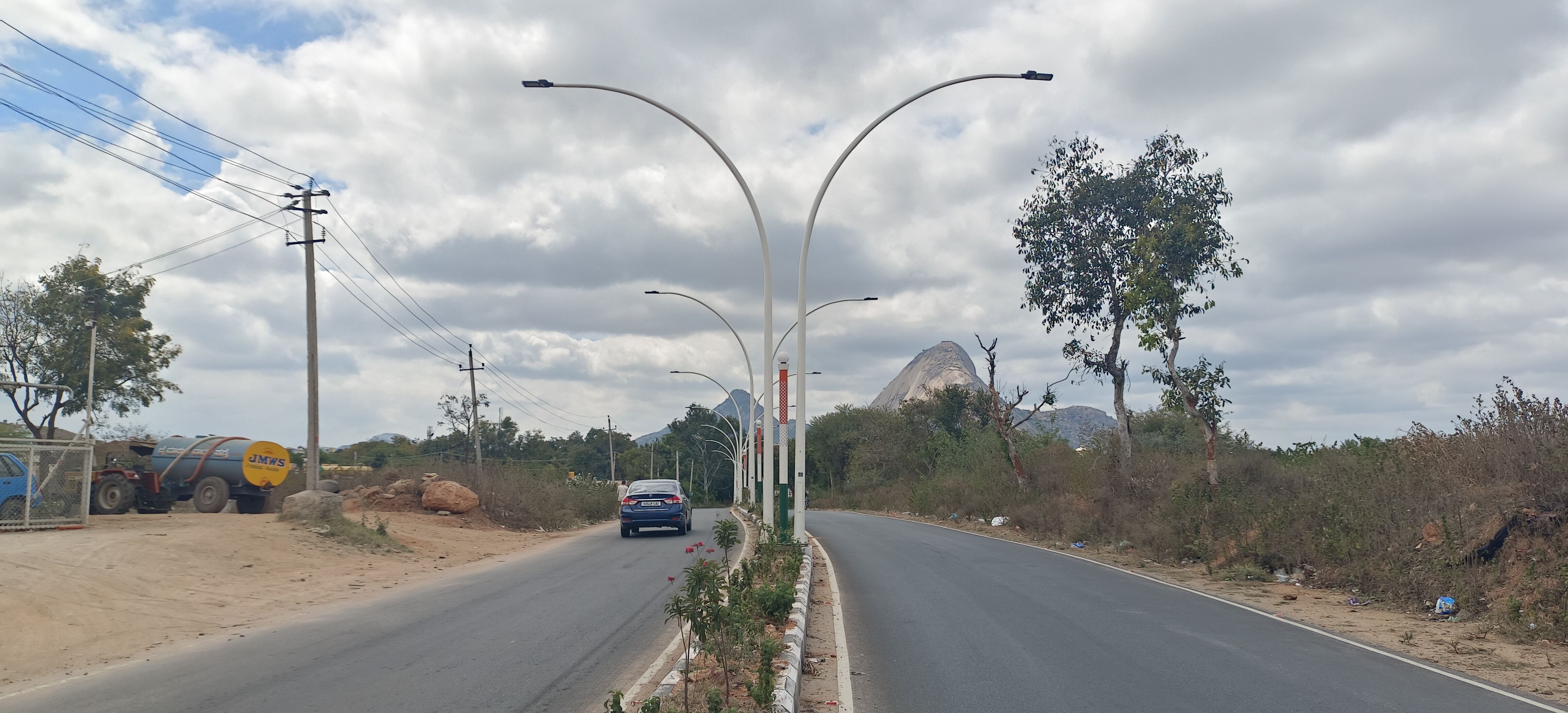 08.02.26 TMK-KOD-3 ಮಧುಗಿರಿಯ ಟಿವಿವಿ ಕಾಲೇಜಿನಿಂದ ಹಿಂದೂಪುರ ರಸ್ತೆಯ ಬೈಪಾಸ್ ವರೆಗೆ ಚತುರ್ಪಥ ರಸ್ತೆ ಜೊತೆಗೆ ಬಣ್ಣದ ವಿದ್ಯುತ್ ದೀಪಗಳನ್ನು ಅಳವಡಿಸಿರುವುದು.