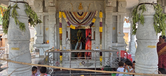 ವಡಗೇರಾ ಅಂಬಾಮಹೇಶ್ವರಿ ದೇವಾಲಯದ ಒಳಗಡೆ ಇರುವ ದೇವಿಯ ಮೂರ್ತಿ