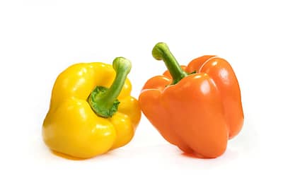 ದೊಣ್ಣೆ ಮೆಣಸಿನಕಾಯಿಇದರಲ್ಲಿ ಕೆಂಪು ಮತ್ತು ಹಳದಿ ಪ್ರಭೇದಗಳಿವೆ. ಈ ಎರಡೂ ವಿಧಗಳು ವಿಟಮಿನ್ ಸಿಯಿಂದ ಕೂಡಿದೆ. ಅವು ರೋಗನಿರೋಧಕ ಶಕ್ತಿ, ಚರ್ಮದ ಆರೋಗ್ಯ ಮತ್ತು ದೇಹದ ಉರಿಯೂತವನ್ನು ಕಡಿಮೆ ಮಾಡಲು ಸಹಾಯ ಮಾಡುತ್ತದೆ.